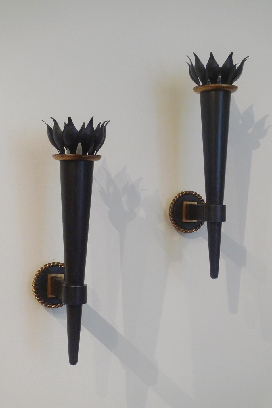 Gilbert Poillerat, Pair of “Cornet” wall-lights, vue 01