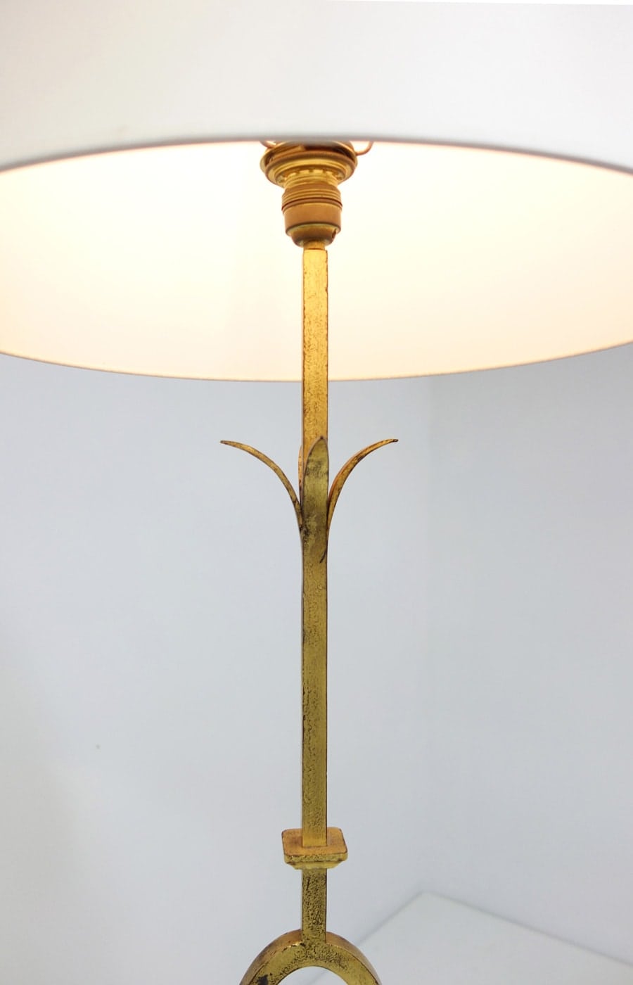 Gilbert Poillerat, Lampadaire en fer forgé doré, vue 03