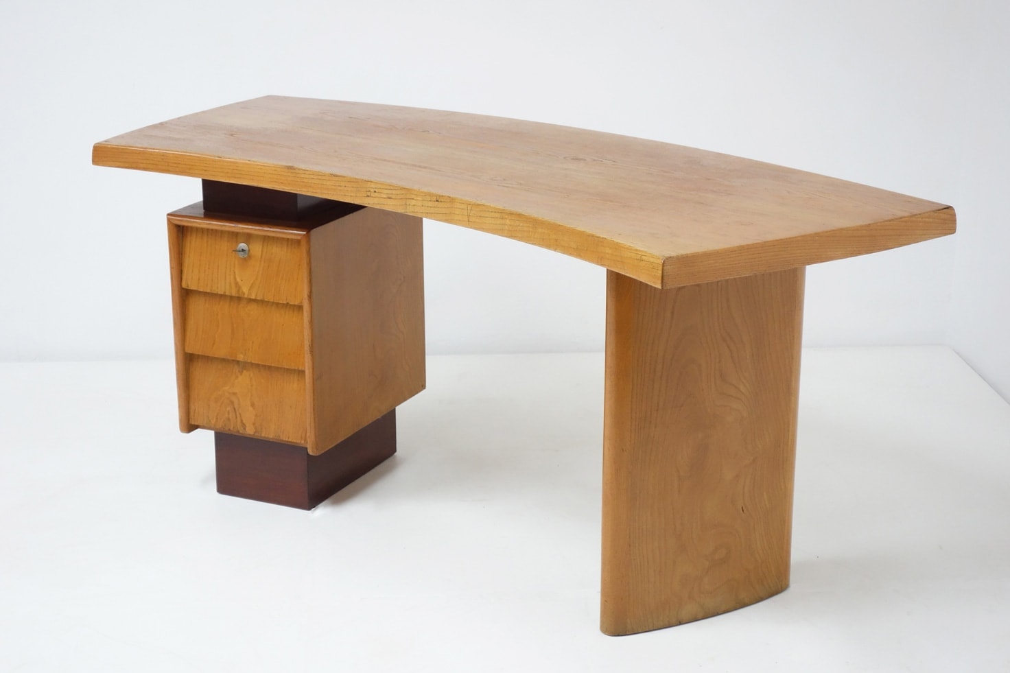 Charlotte Perriand & Pierre Jeanneret, Desk N°9, vue 01