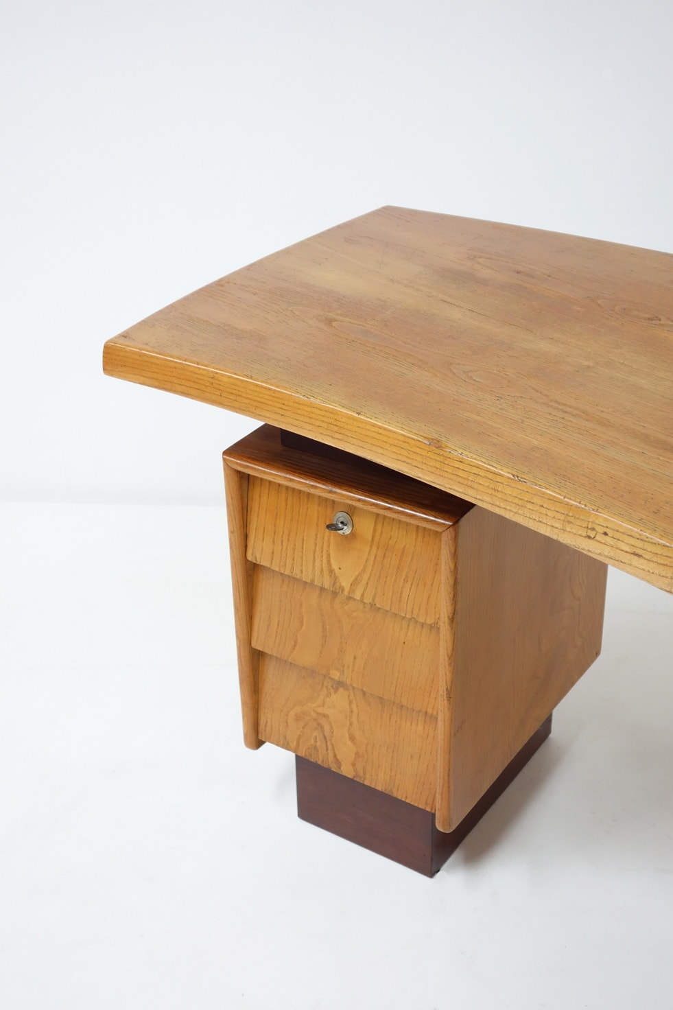 Charlotte Perriand & Pierre Jeanneret, Desk N°9, vue 02