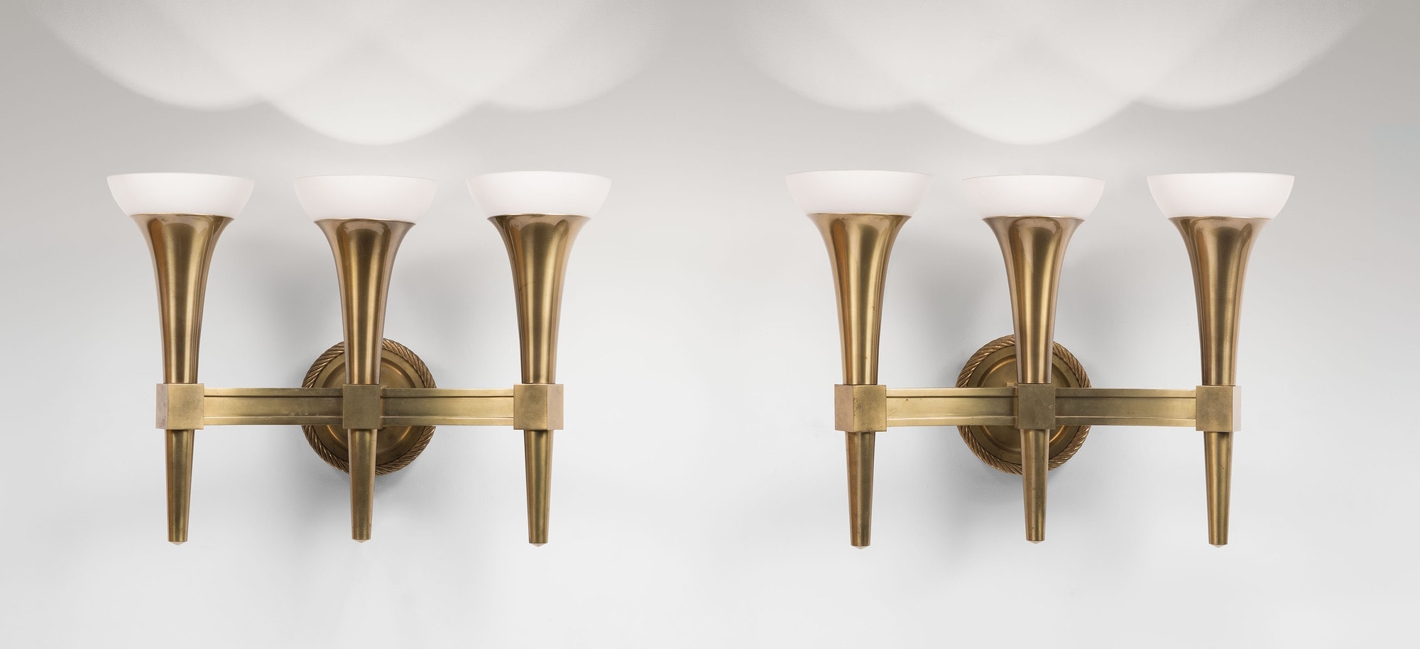 André Arbus, Pair of monumental wall-lamps with three arms, vue 02
