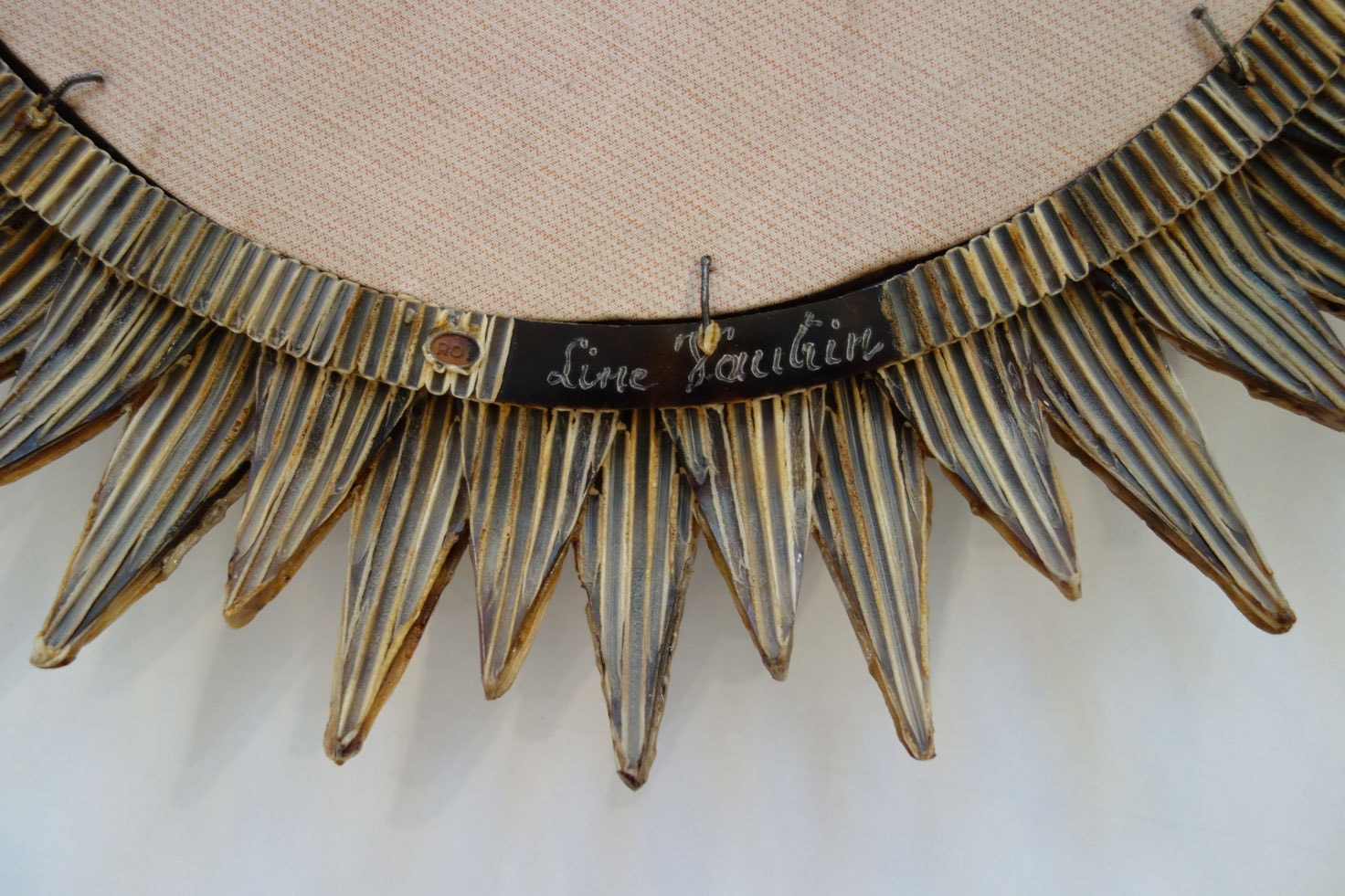 Line Vautrin, Miroir “Soleil à pointes n°3” doré et orange, vue 03