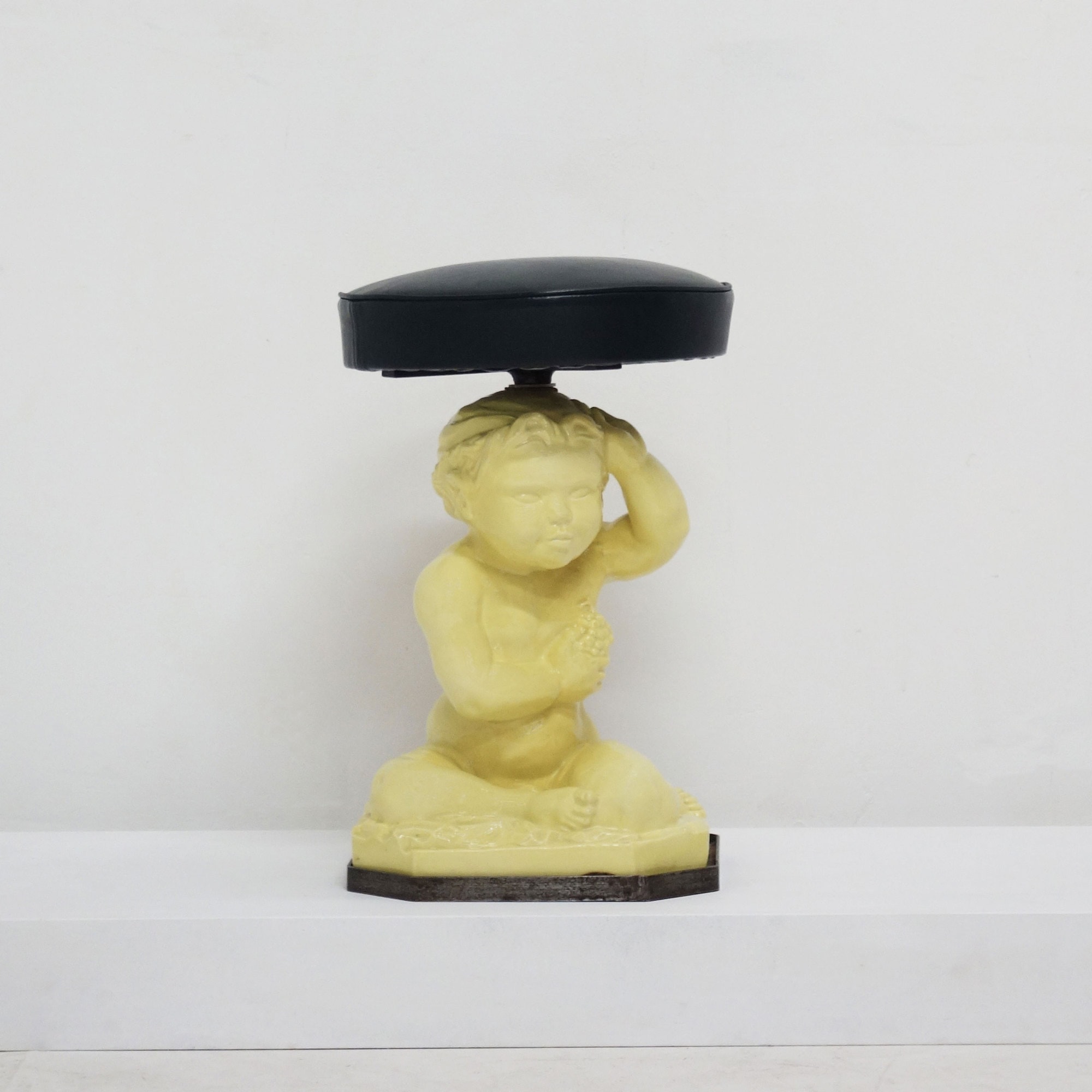Camille Roche pour Serge Roche, Tabouret en porcelaine de Sèvre, vue 01