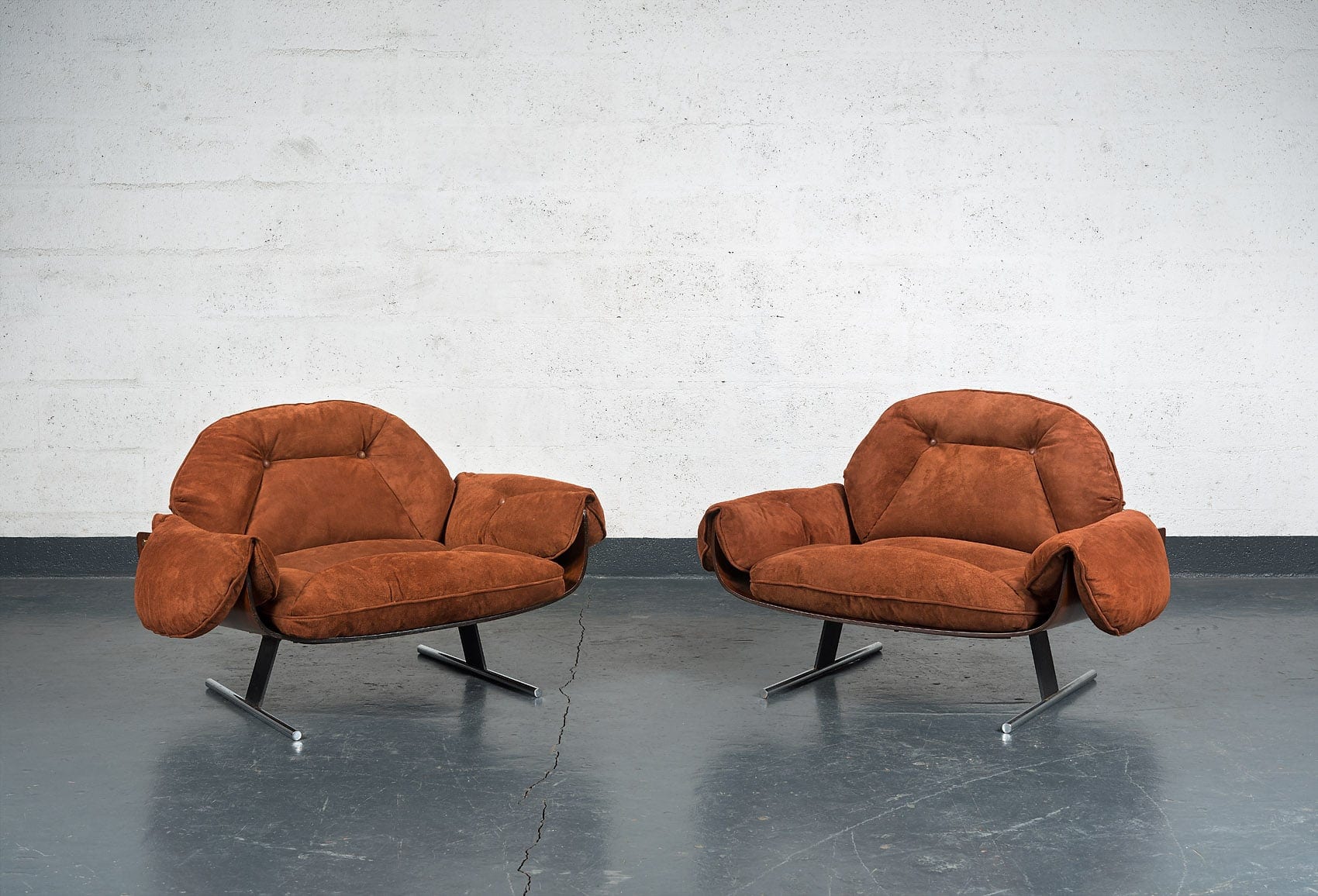 Jorge Zalszupin, Pair of “Presidencial” armchairs, vue 01