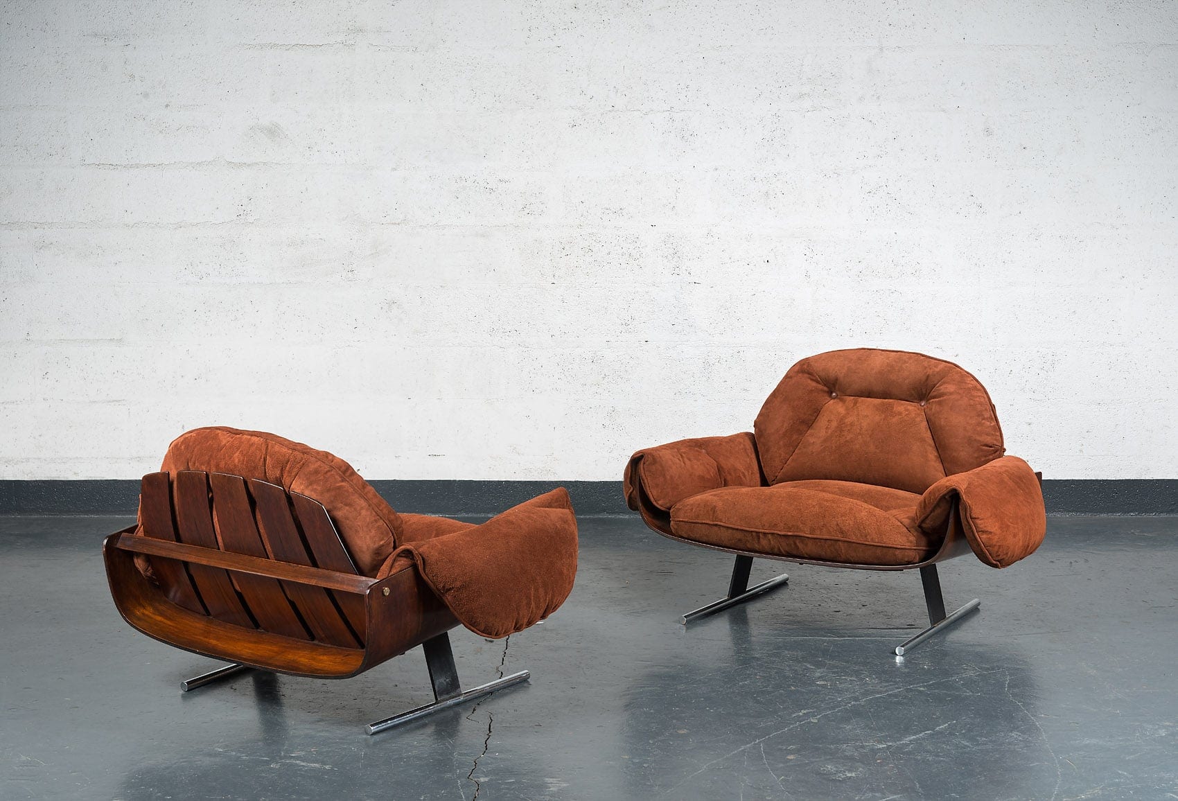 Jorge Zalszupin, Pair of “Presidencial” armchairs, vue 02