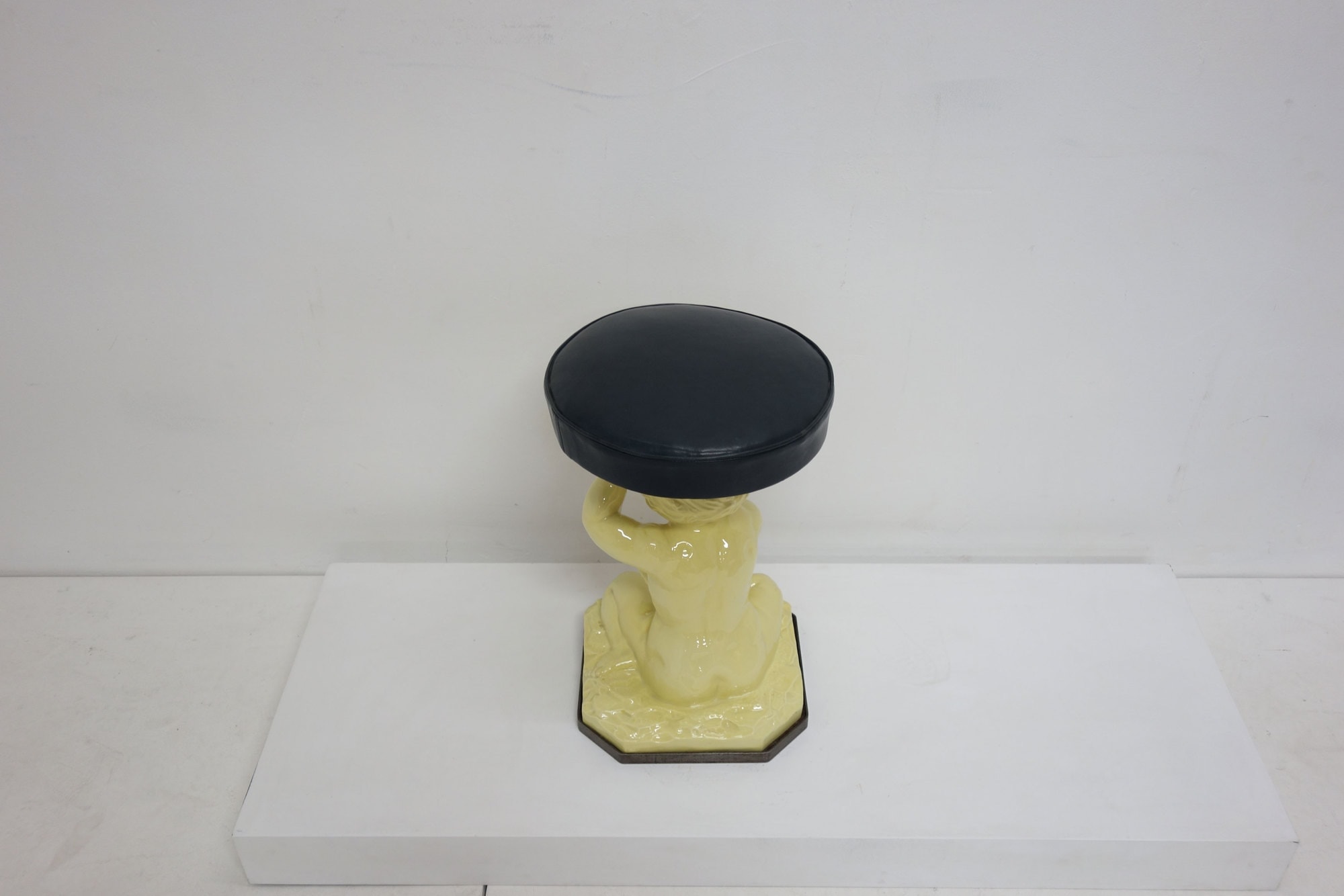 Camille Roche pour Serge Roche, Tabouret en porcelaine de Sèvre, vue 04