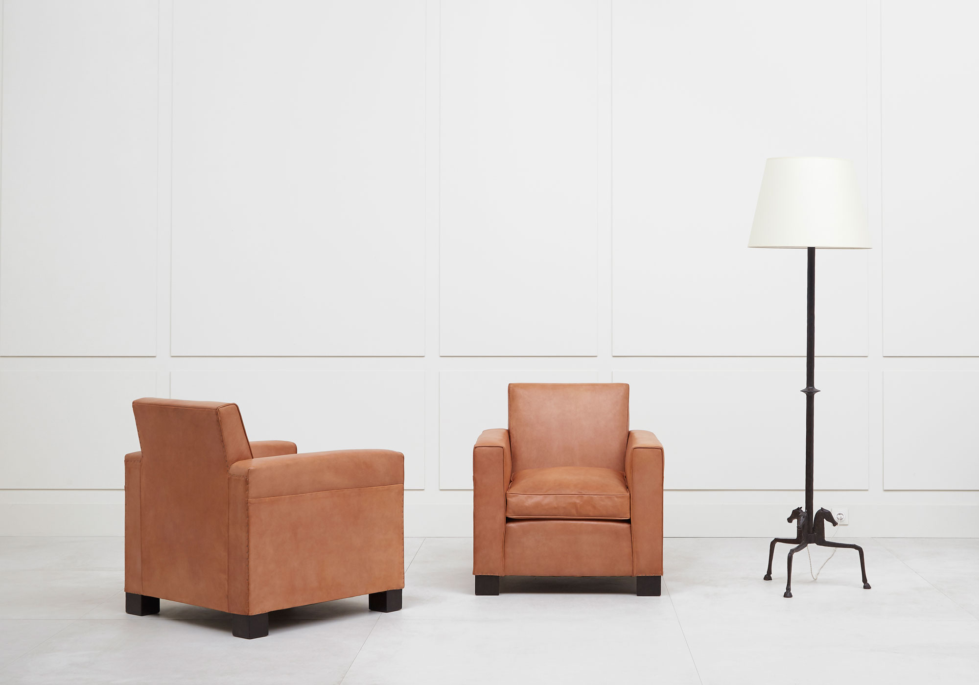 Jean-Charles Moreux, Rare paire de fauteuils en cuir, vue 02