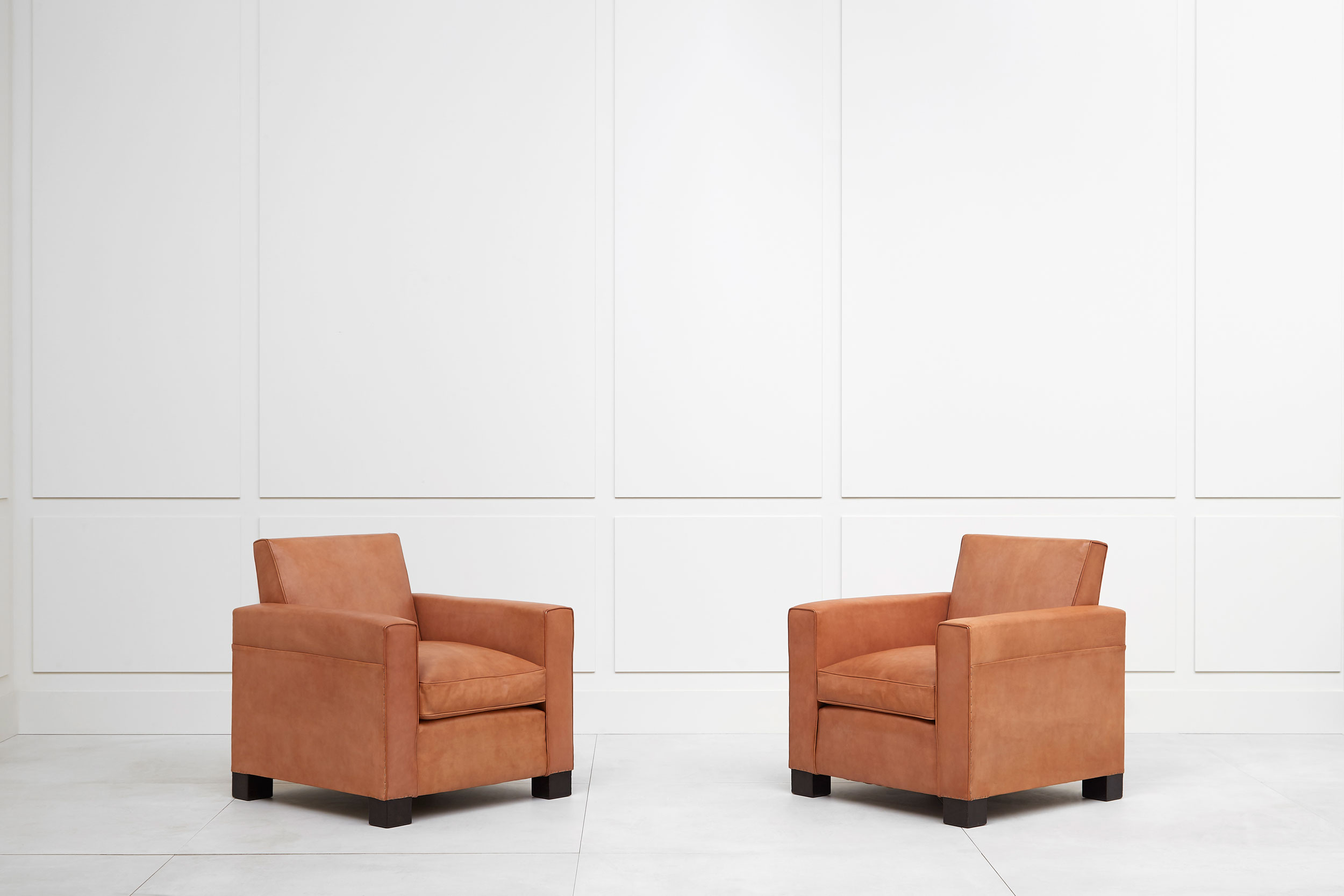 Jean-Charles Moreux, Rare paire de fauteuils en cuir, vue 03