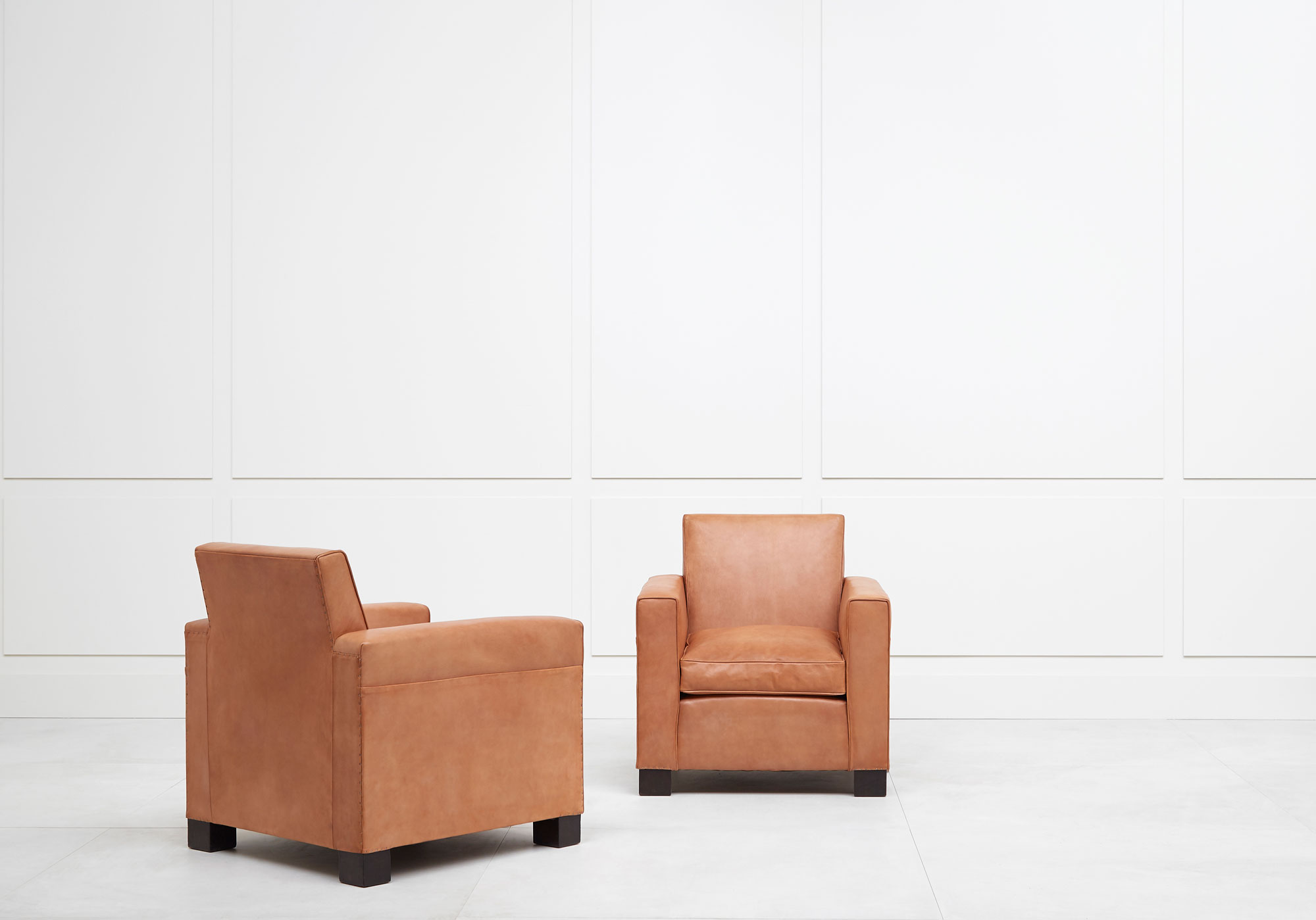 Jean-Charles Moreux, Rare paire de fauteuils en cuir, vue 01