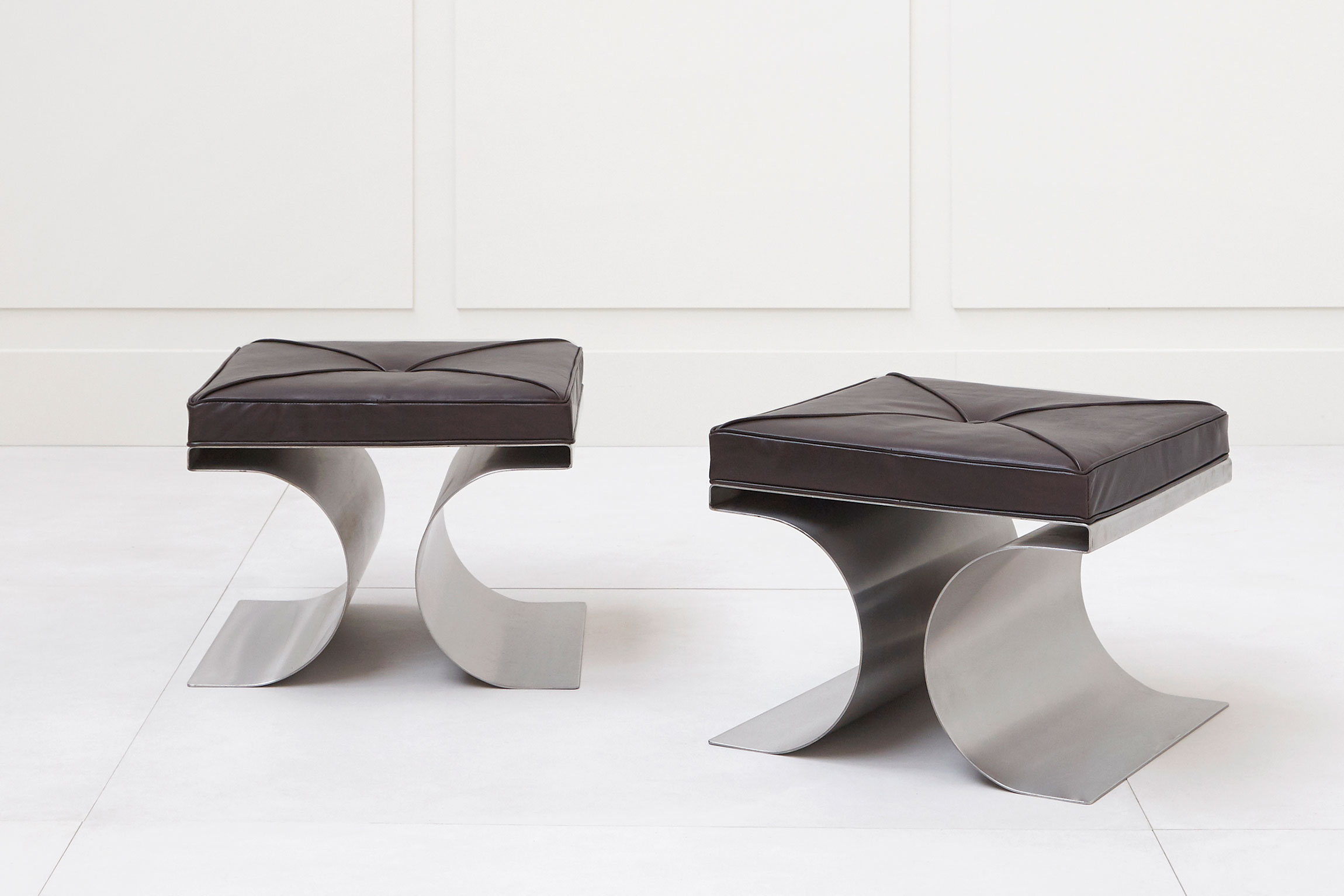 Michel Boyer, Paire de tabourets en X, vue 01