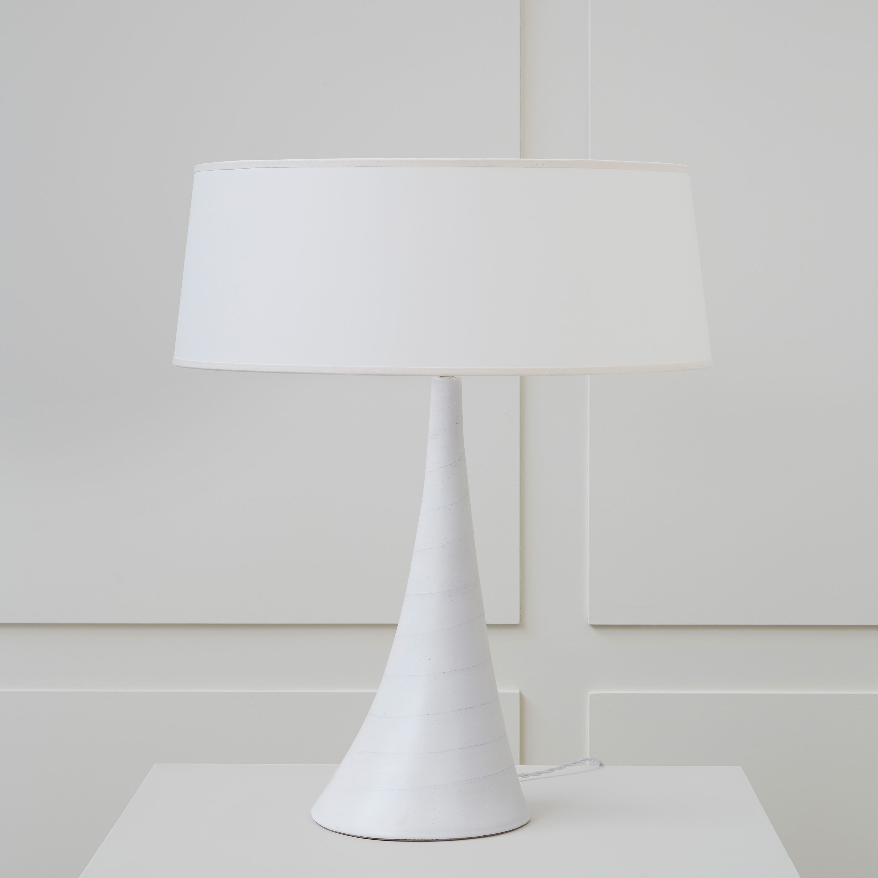 Sculpturale lampe en céramique blanche