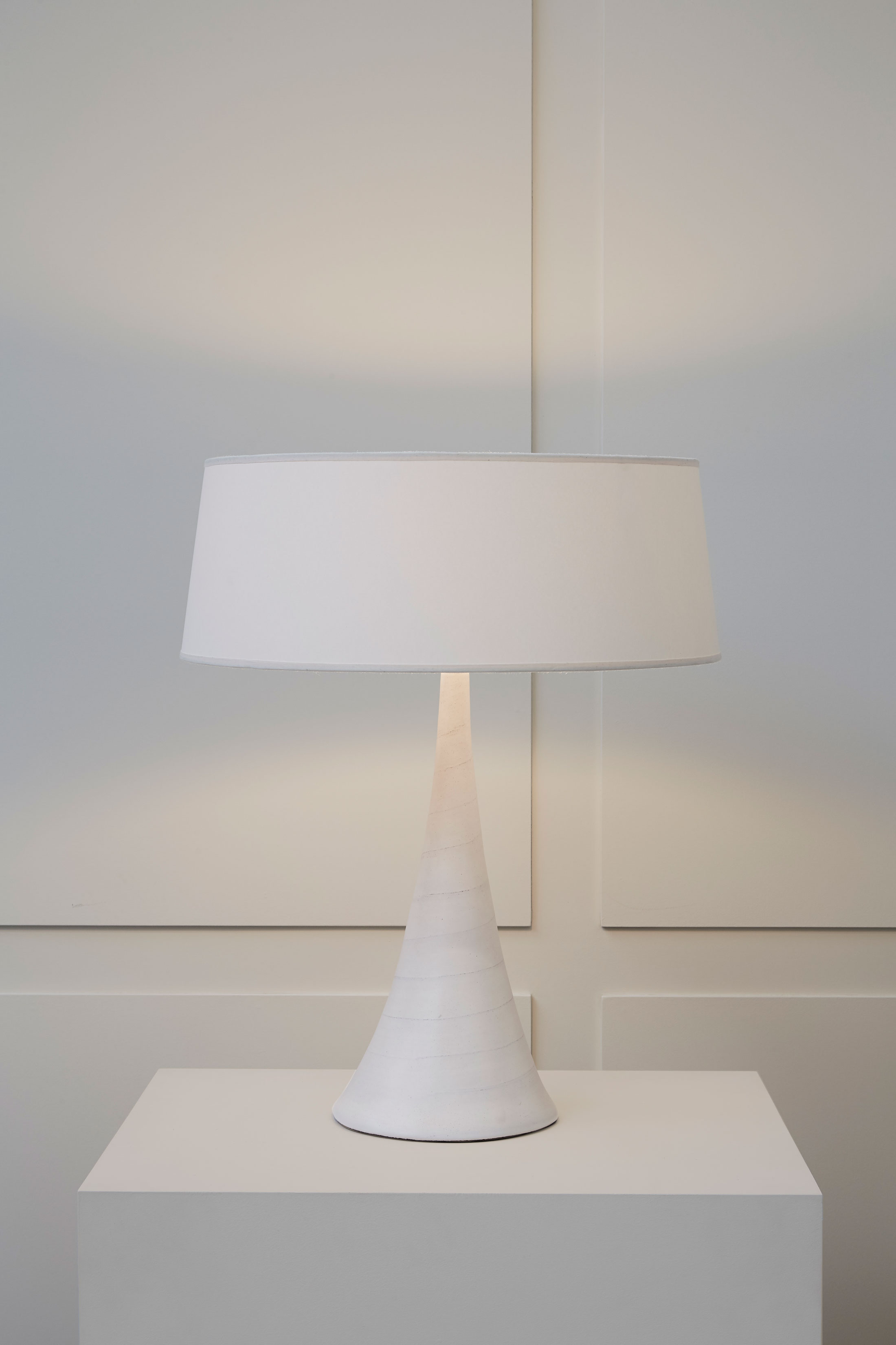 Georges Jouve, Sculpturale lampe en céramique blanche, vue 01
