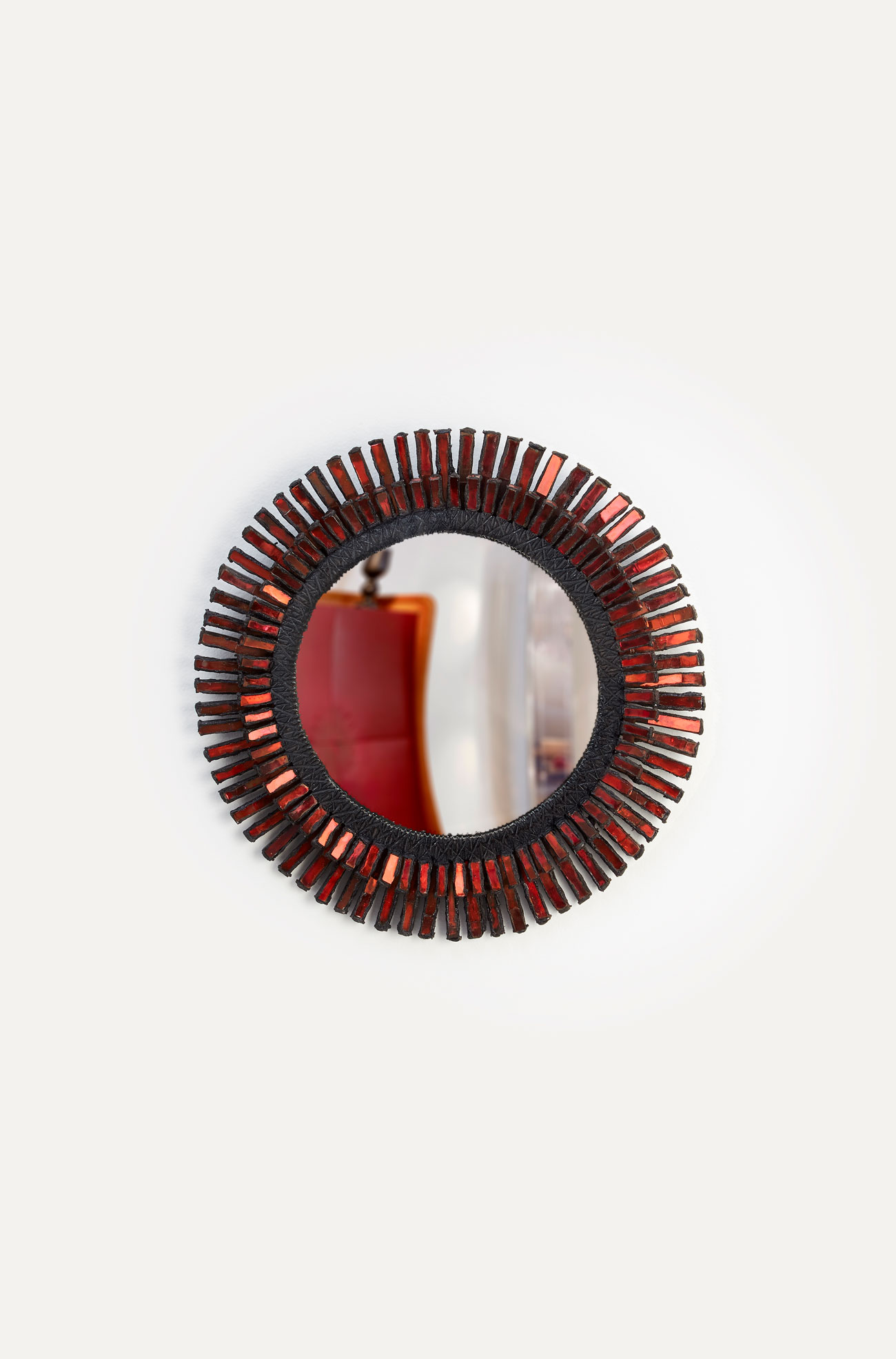 Line Vautrin, Miroir “Romain” rouge, vue 01