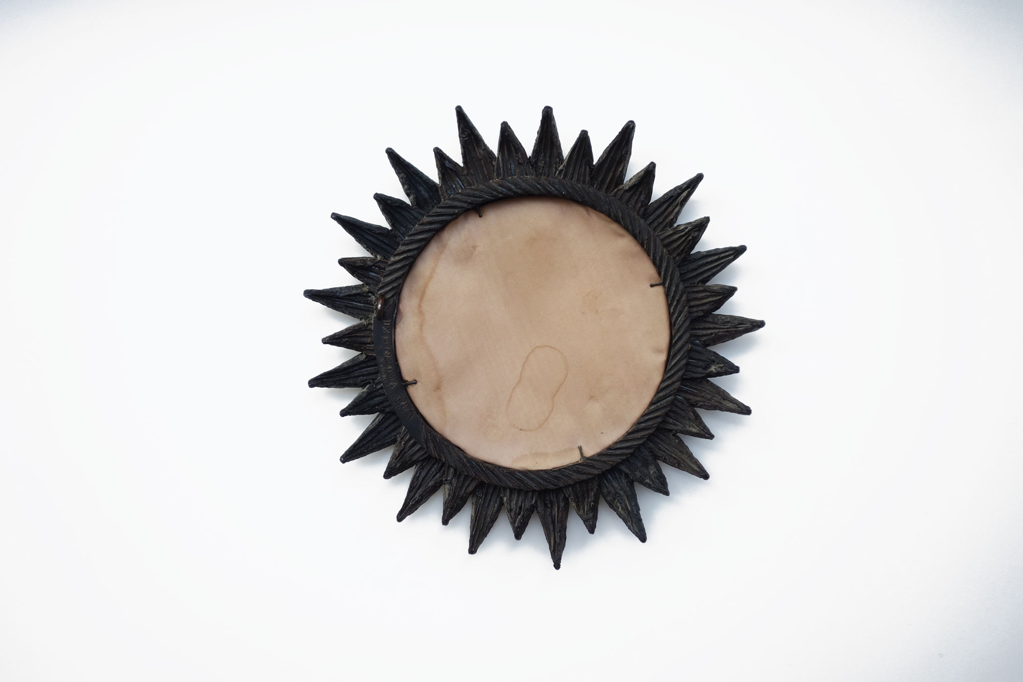 Line Vautrin, Miroir “Soleil à pointes” n°1 rouge, vue 02