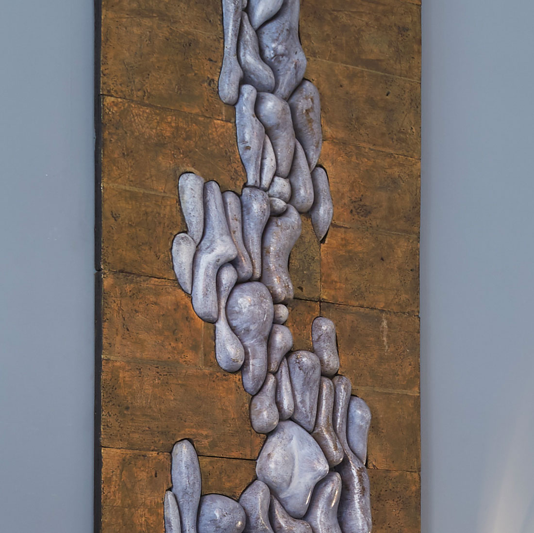 «Cascade de galets», grand panneau en céramique