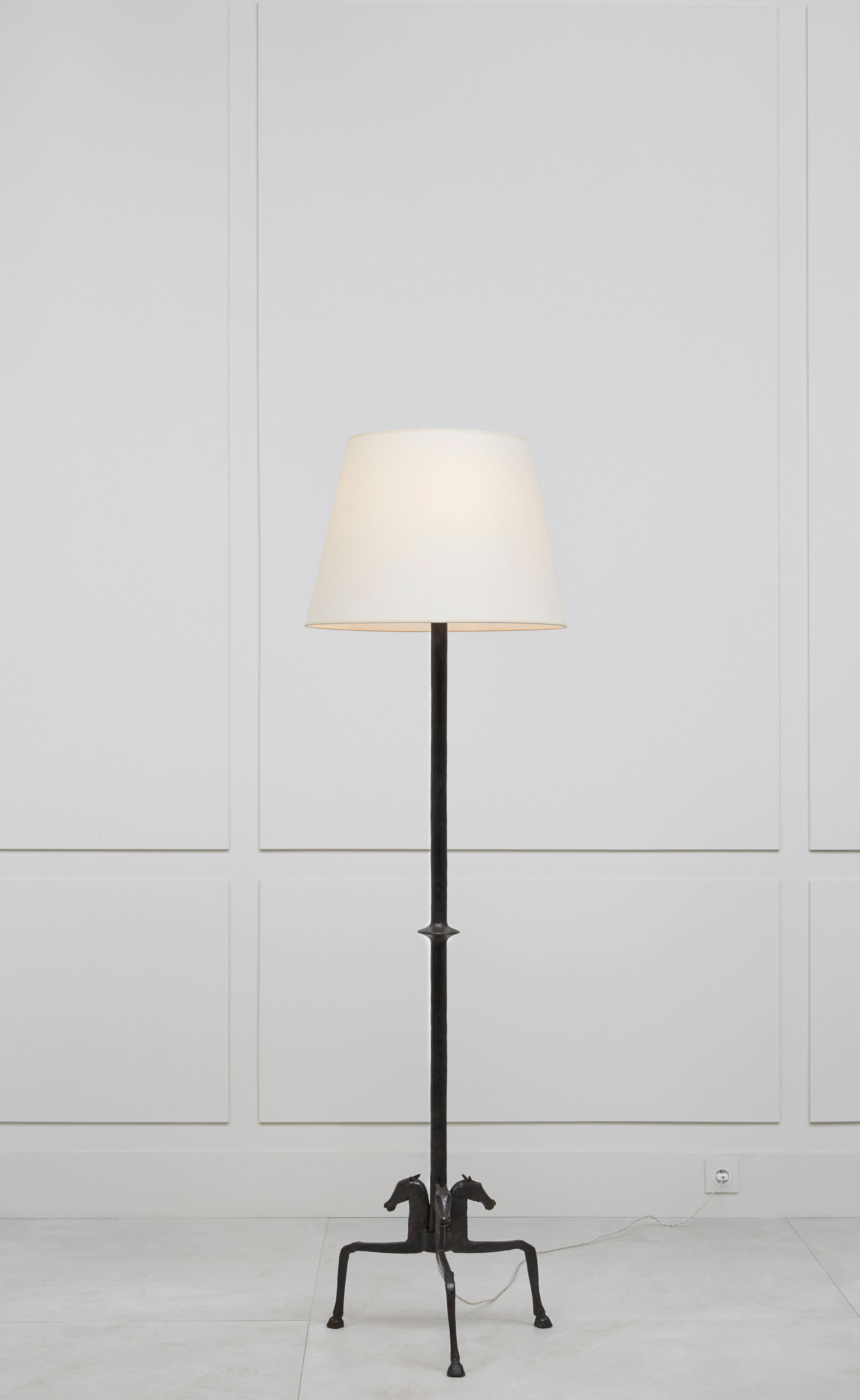 Jean-Charles Moreux, Floor lamp, vue 01