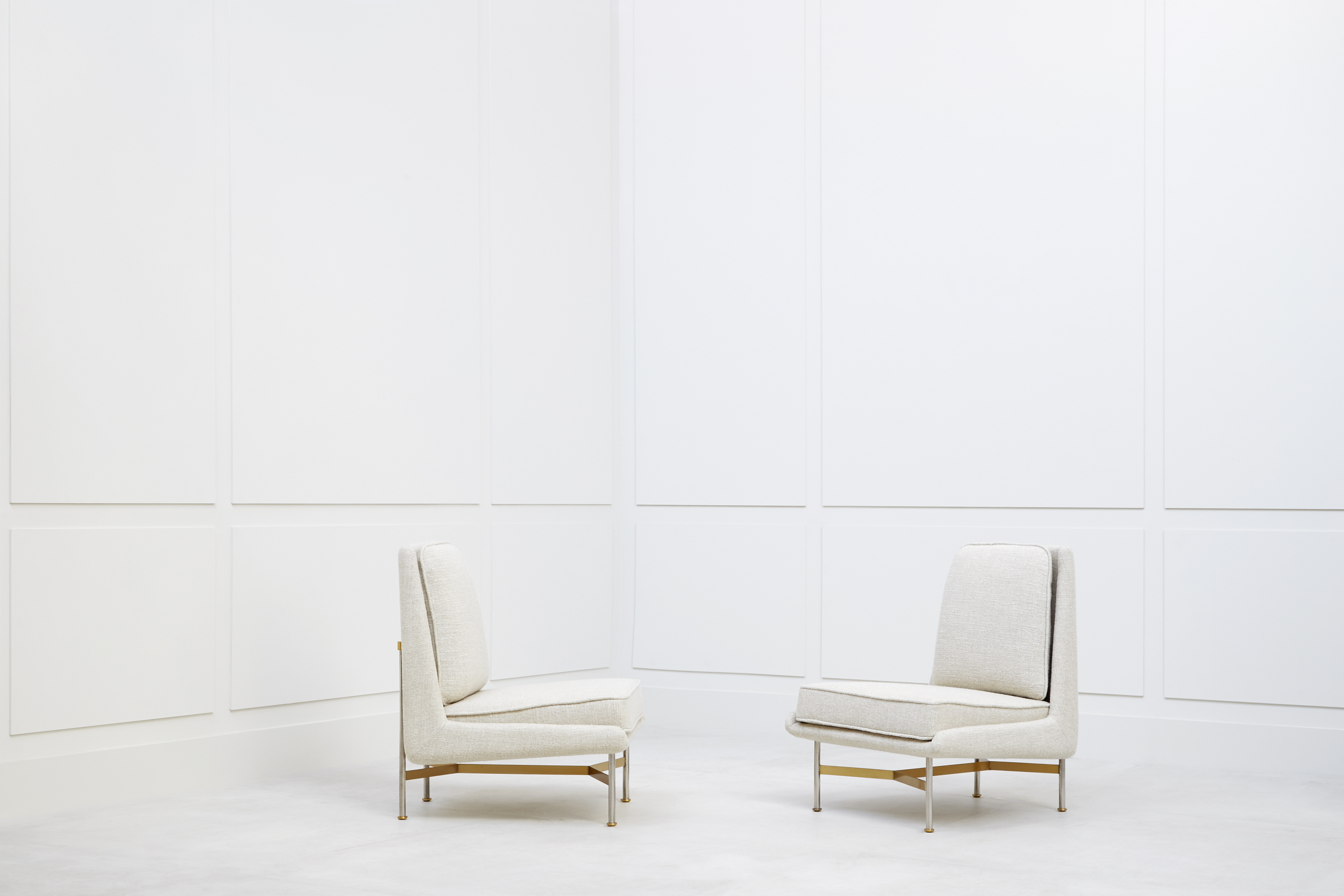 Pair of low chairs, Gilbert Poillerat, vue 01