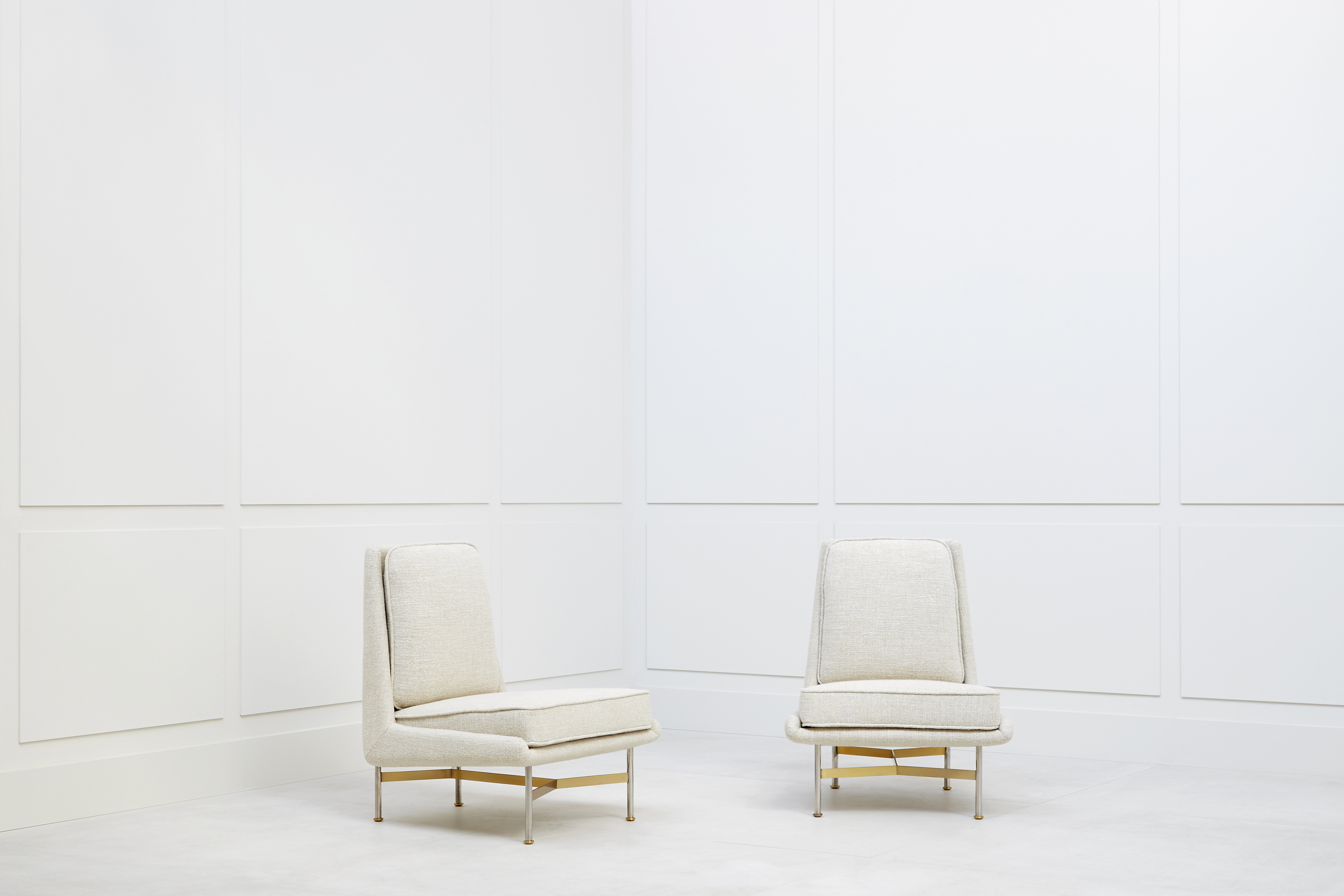 Pair of low chairs, Gilbert Poillerat, vue 02