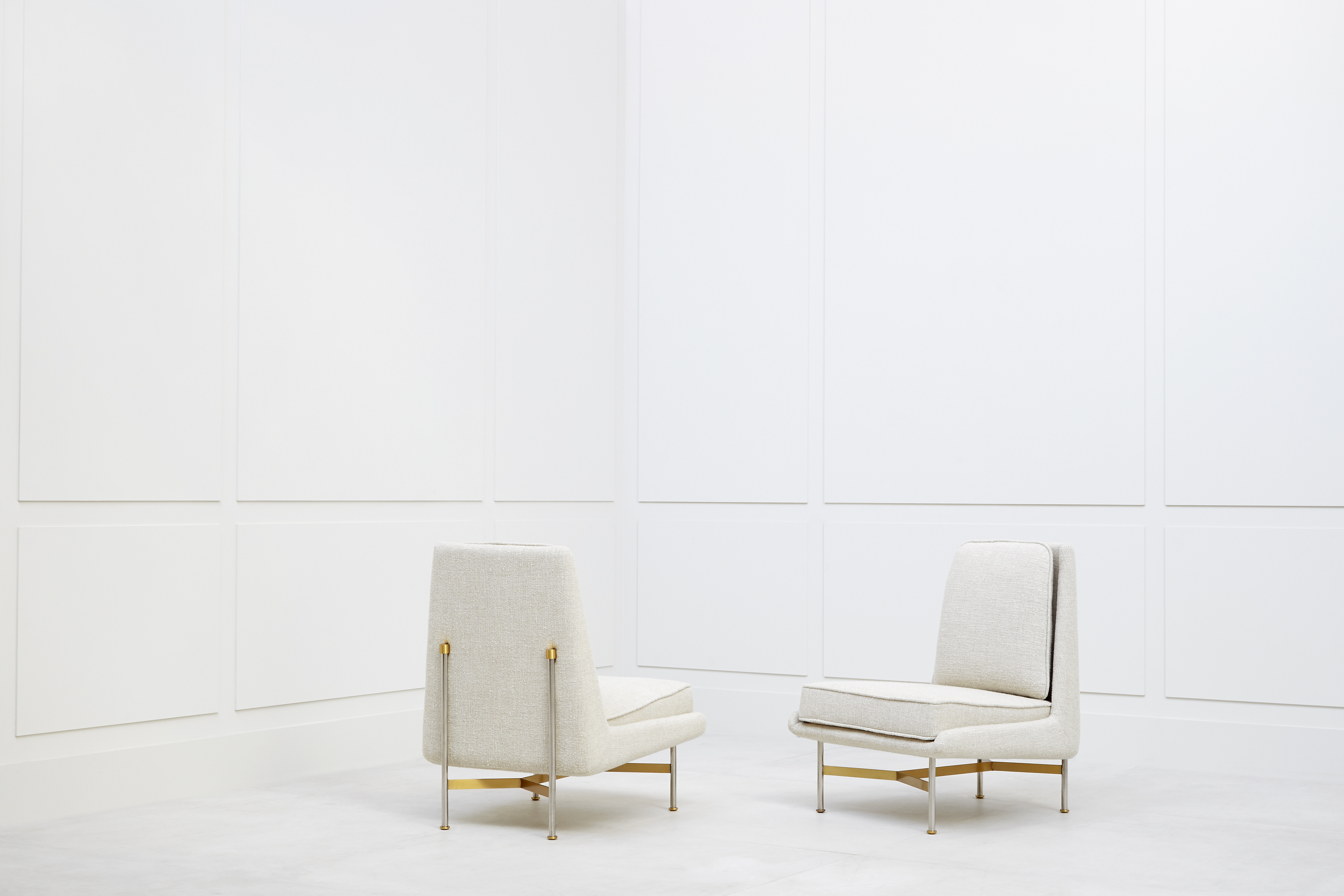 Pair of low chairs, Gilbert Poillerat, vue 03
