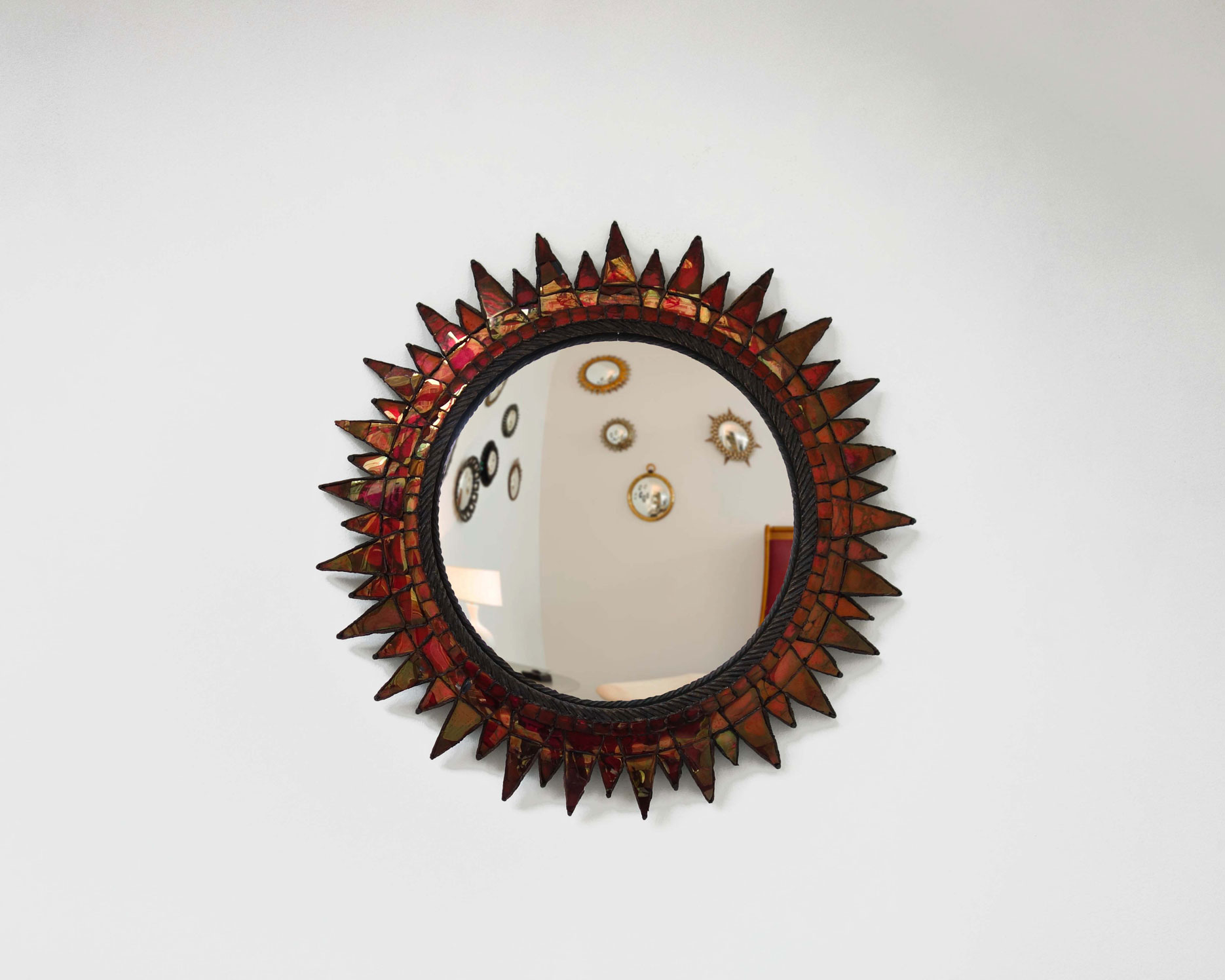 Line Vautrin, Miroir «Soleil à Pointes n°3» rouge, vue 01