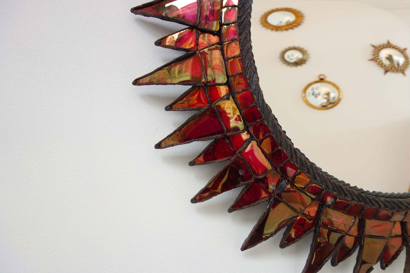 Line Vautrin, Miroir «Soleil à Pointes n°3» rouge, vue 03