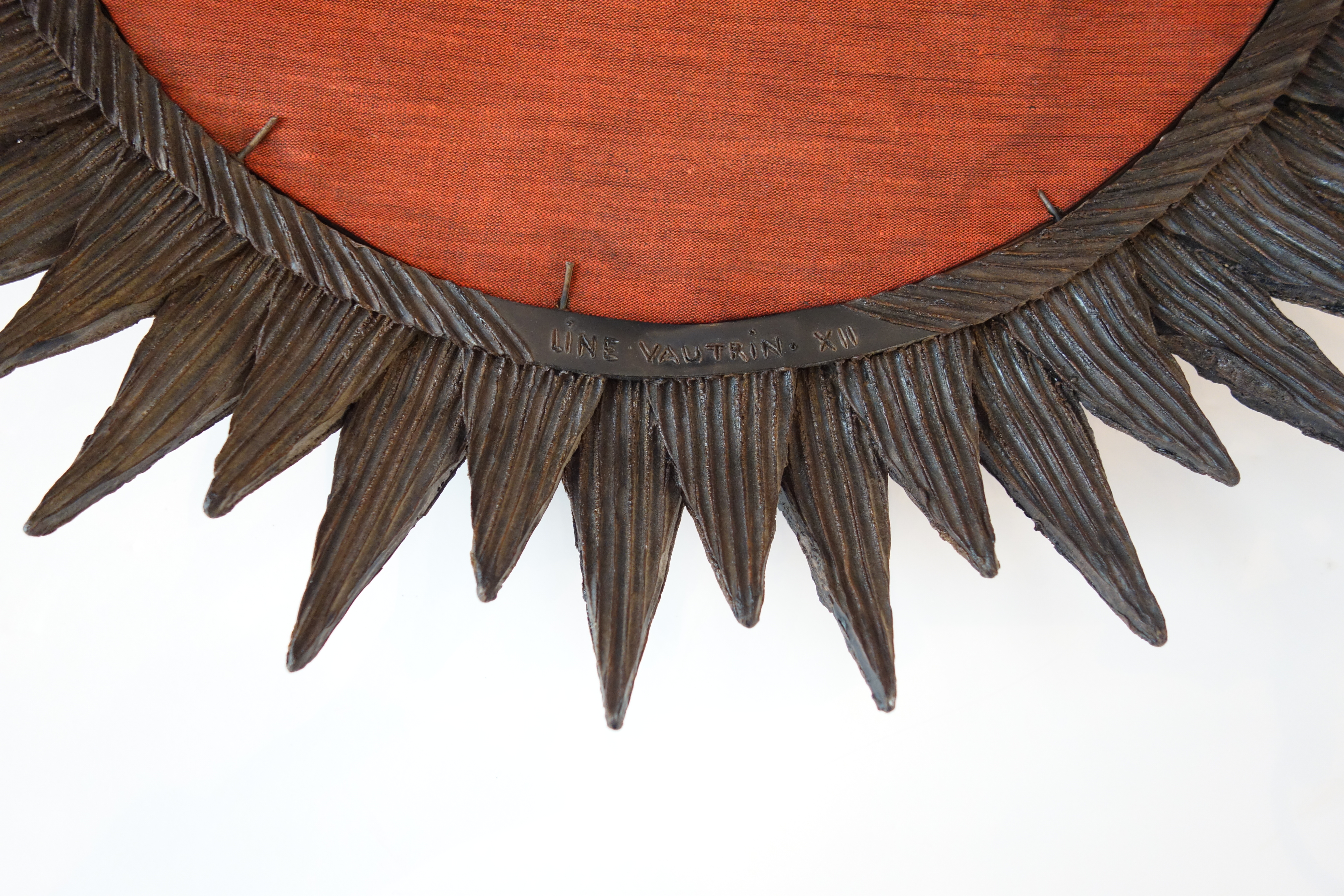 Line Vautrin, Miroir «Soleil à Pointes n°3» rouge, vue 05