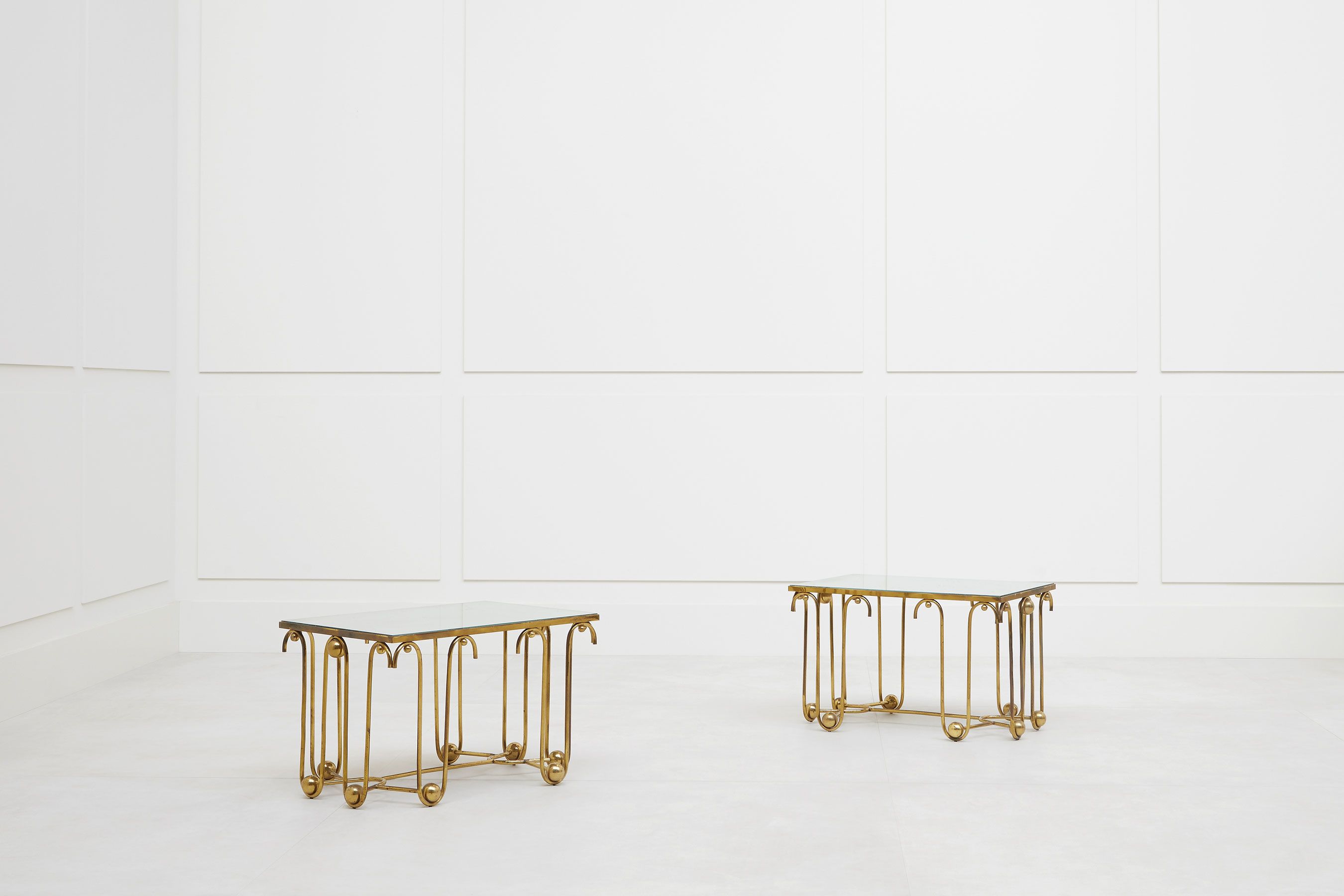 Jean Royère, Pair of «Ondulation» side tables, vue 01