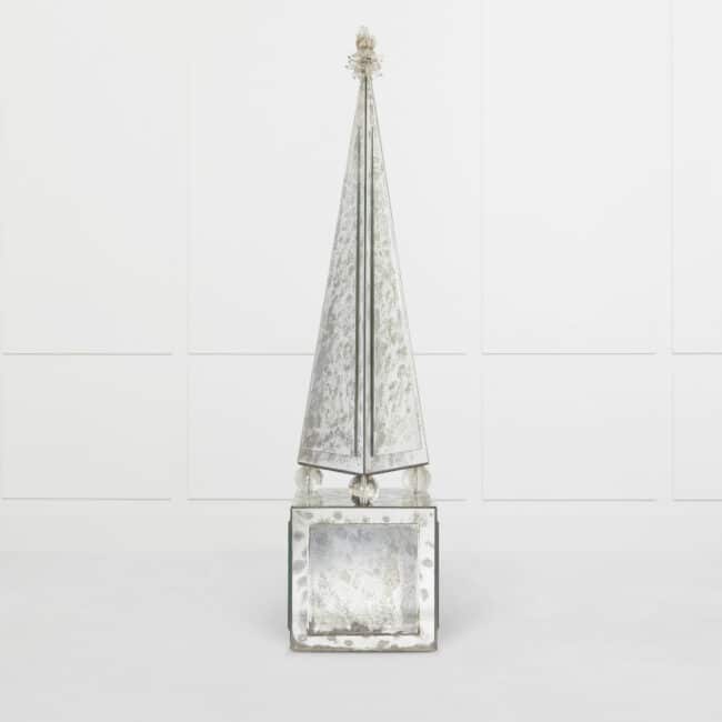 Janine Janet, Obelisk