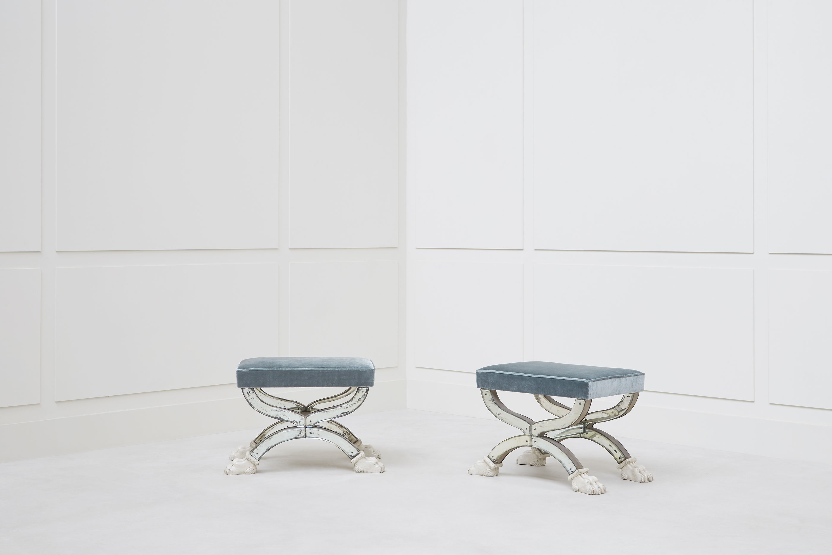 Serge Roche, Paire de tabourets, vue 01