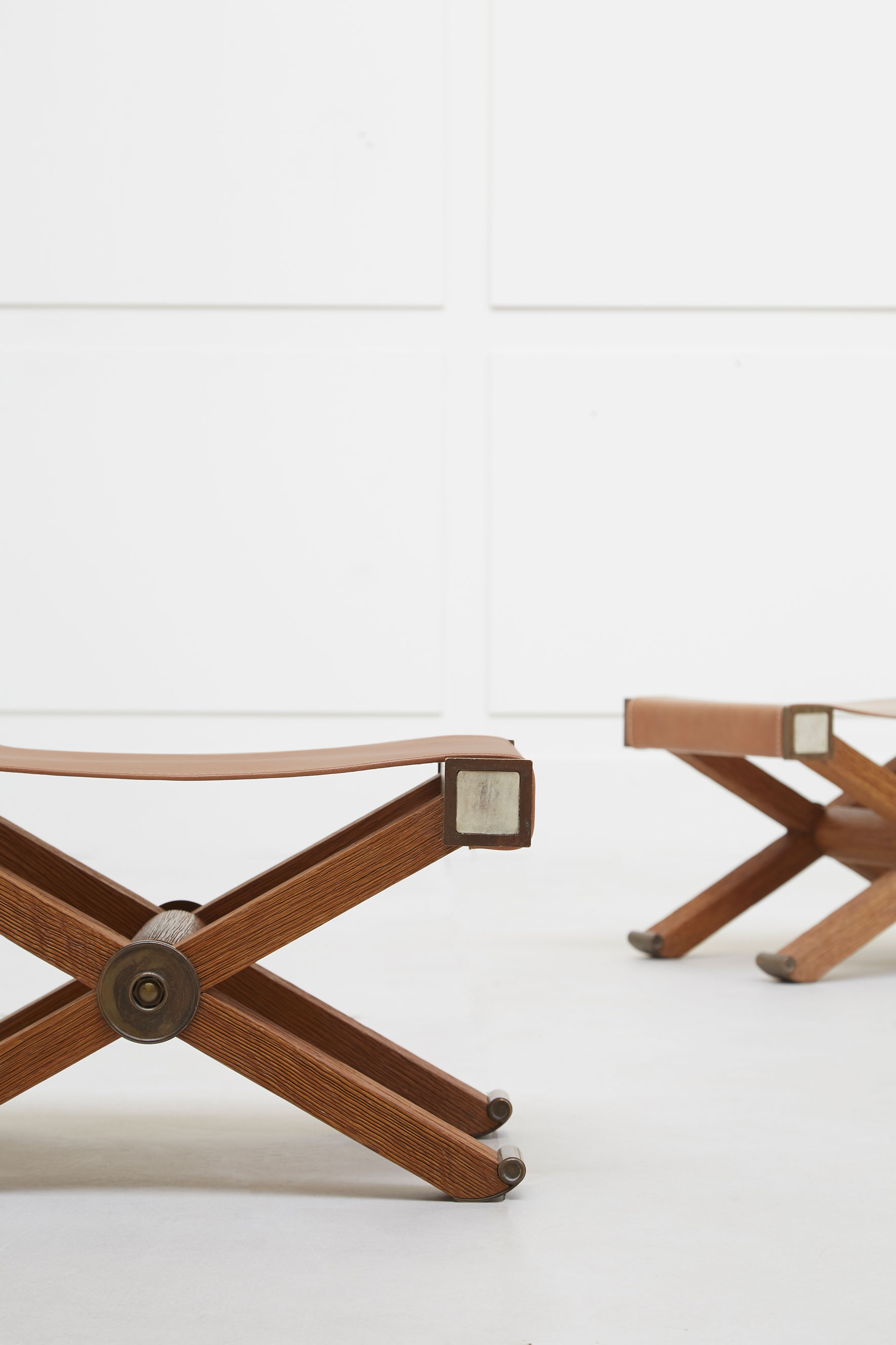 Paul Dupré-Lafon, Pair of X stools, vue 02
