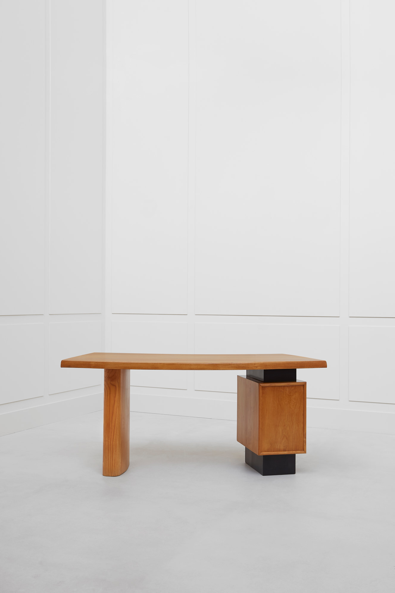 Charlotte Perriand & Pierre Jeanneret, Bureau modèle n°9, vue 03