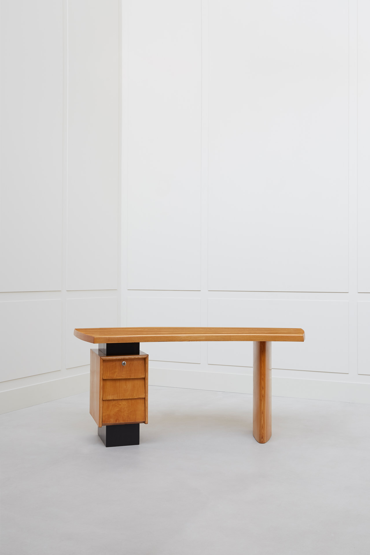 Charlotte Perriand & Pierre Jeanneret, Bureau modèle n°9, vue 01