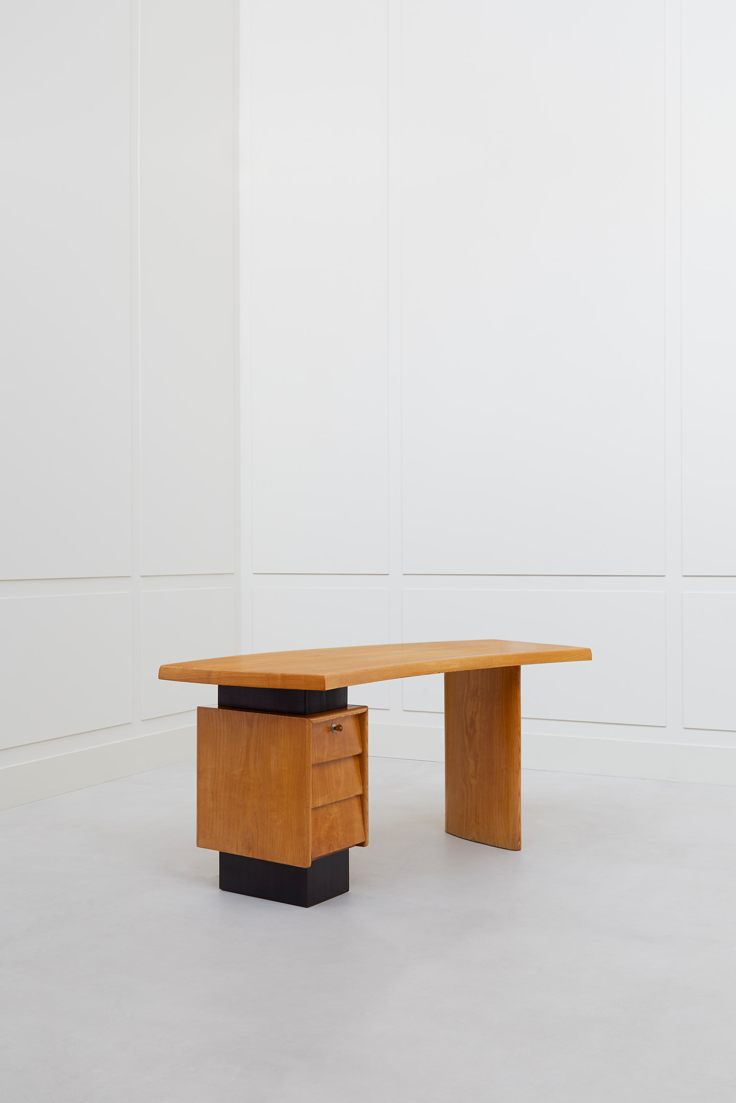 Charlotte Perriand & Pierre Jeanneret, Bureau modèle n°9, vue 02