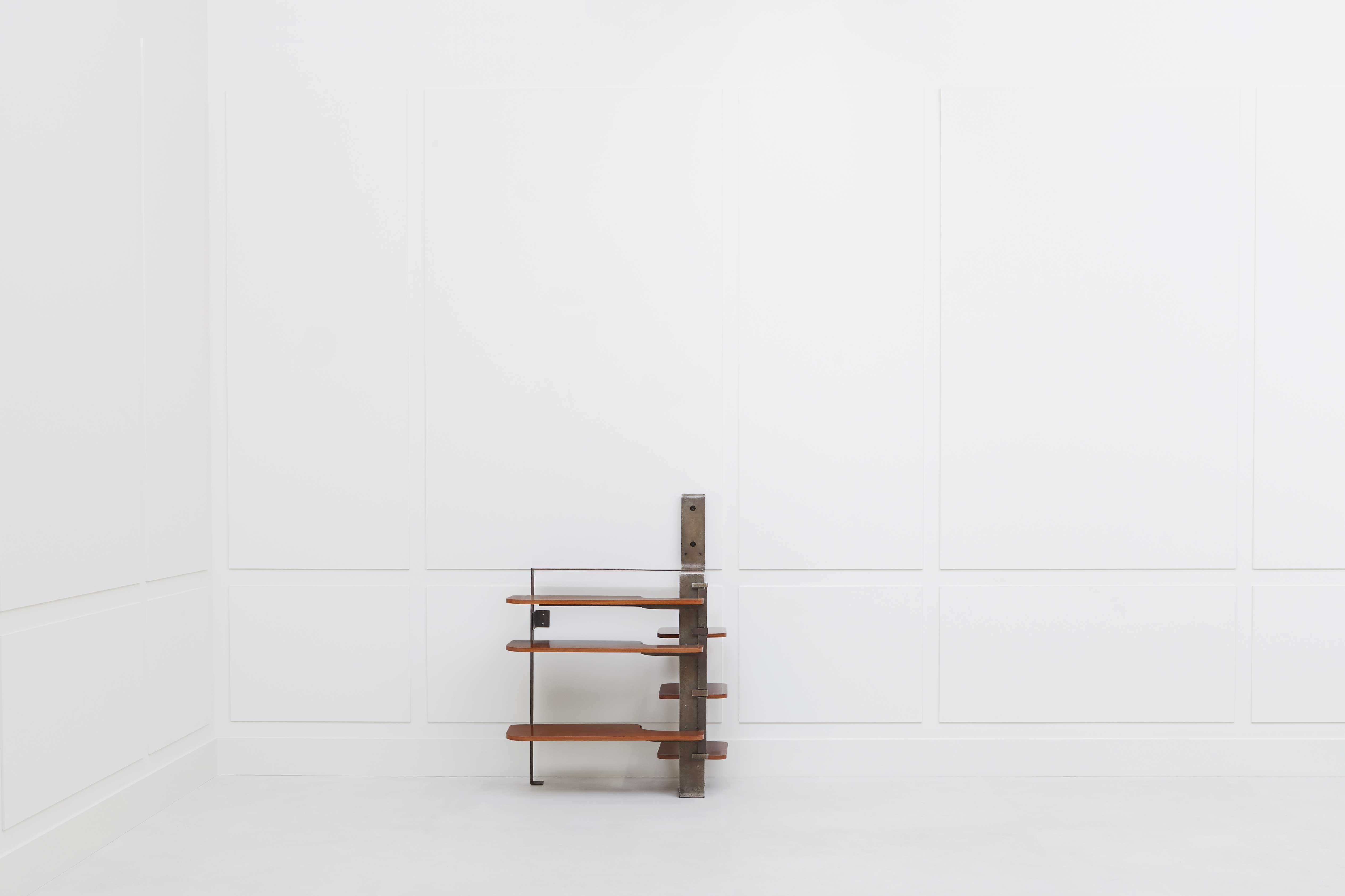 Pierre Chareau, Meuble d’applique à journaux «MT 407» ou «MD 362», vue 02