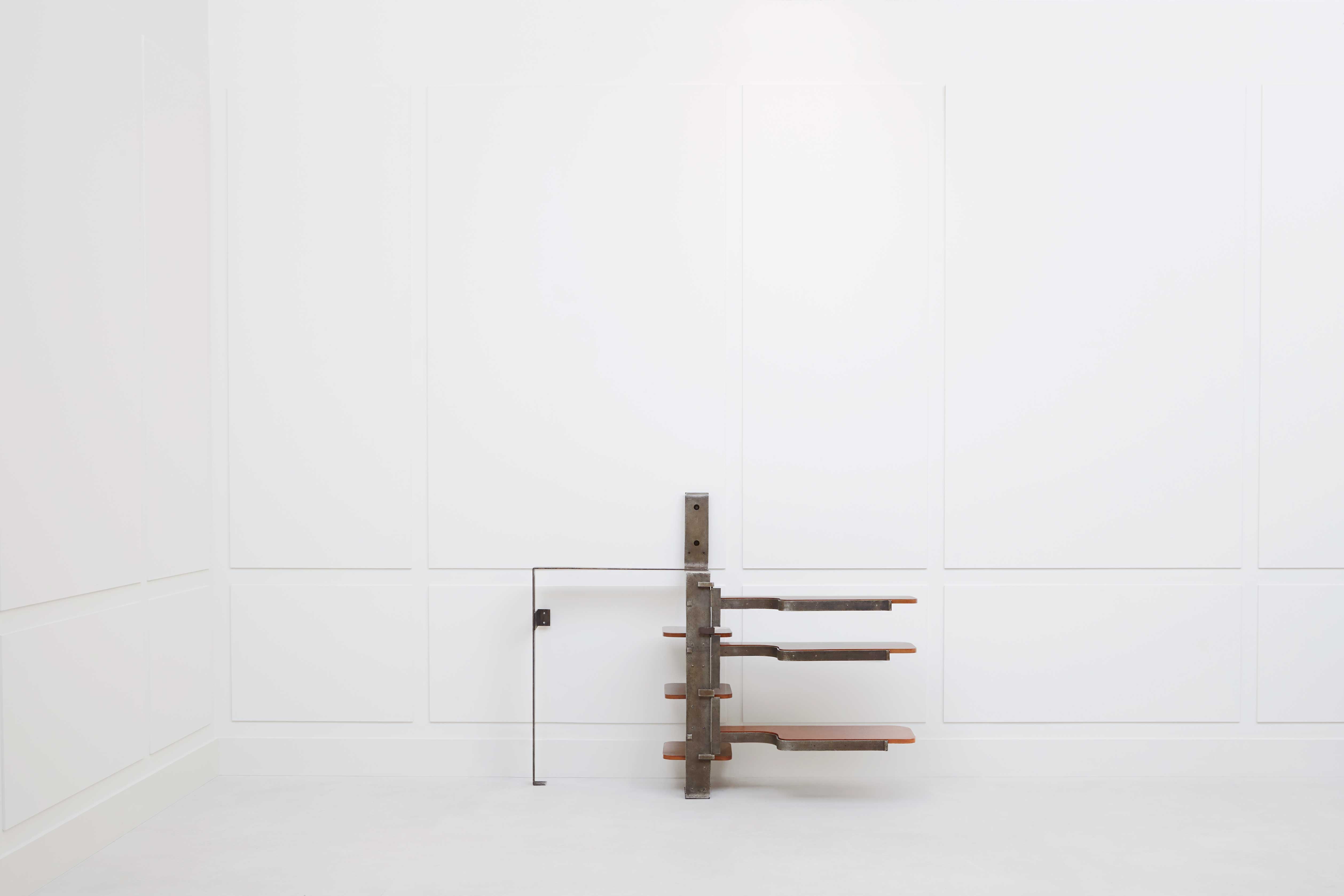 Pierre Chareau, Meuble d’applique à journaux «MT 407» ou «MD 362», vue 03