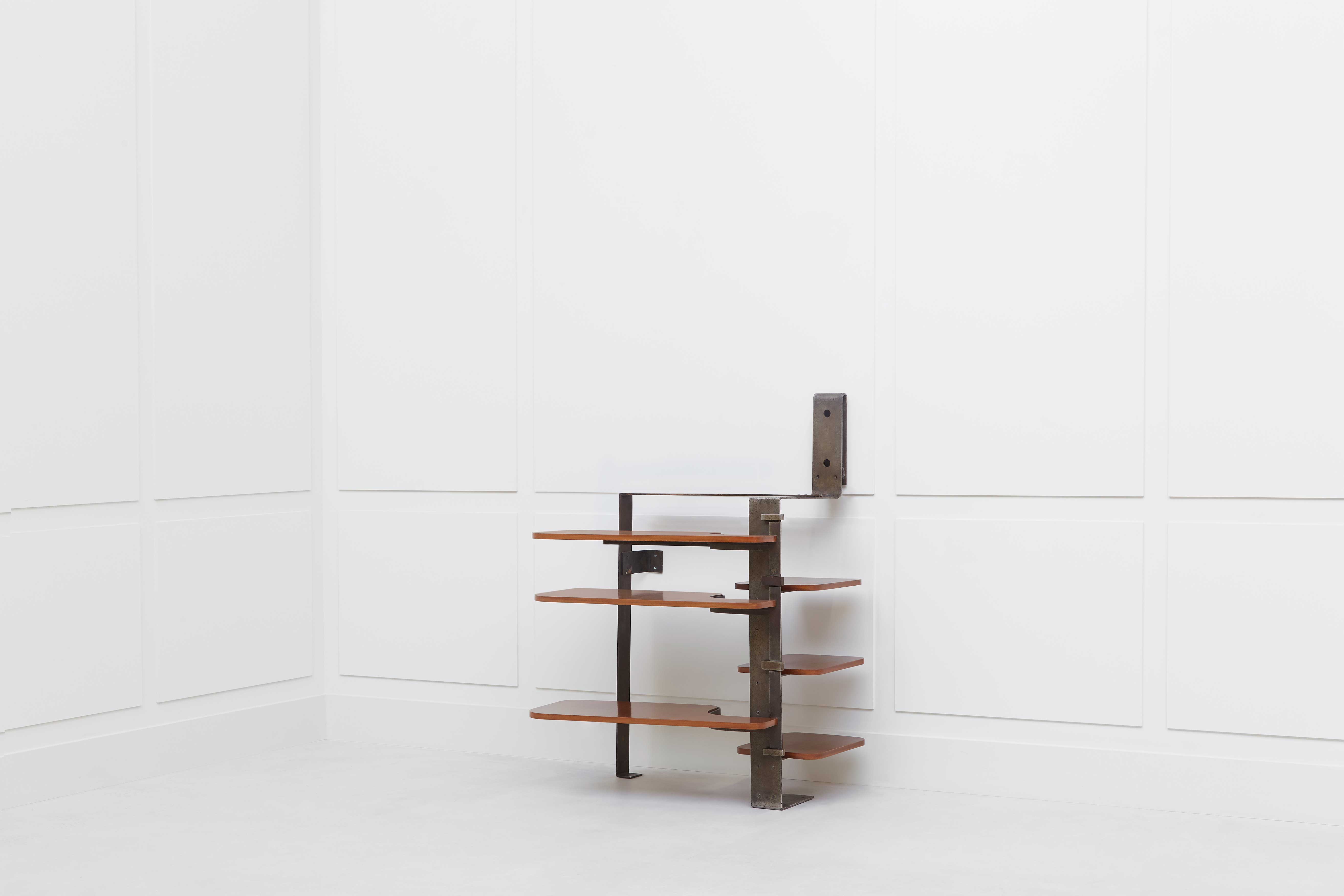 Pierre Chareau, Meuble d’applique à journaux «MT 407» ou «MD 362», vue 01