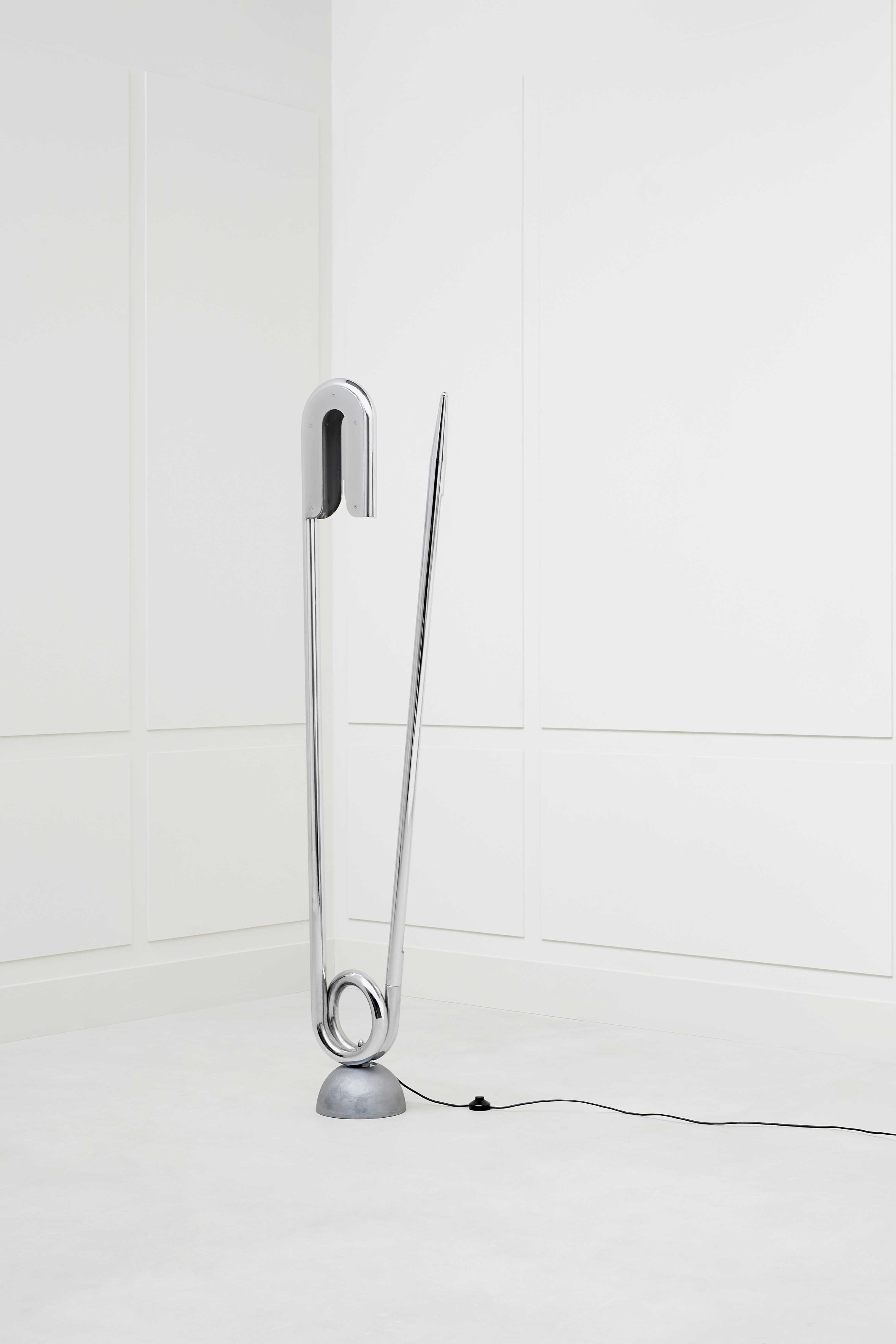 Yonel Lebovici, «Epingle de nourrice» floor lamp, vue 01