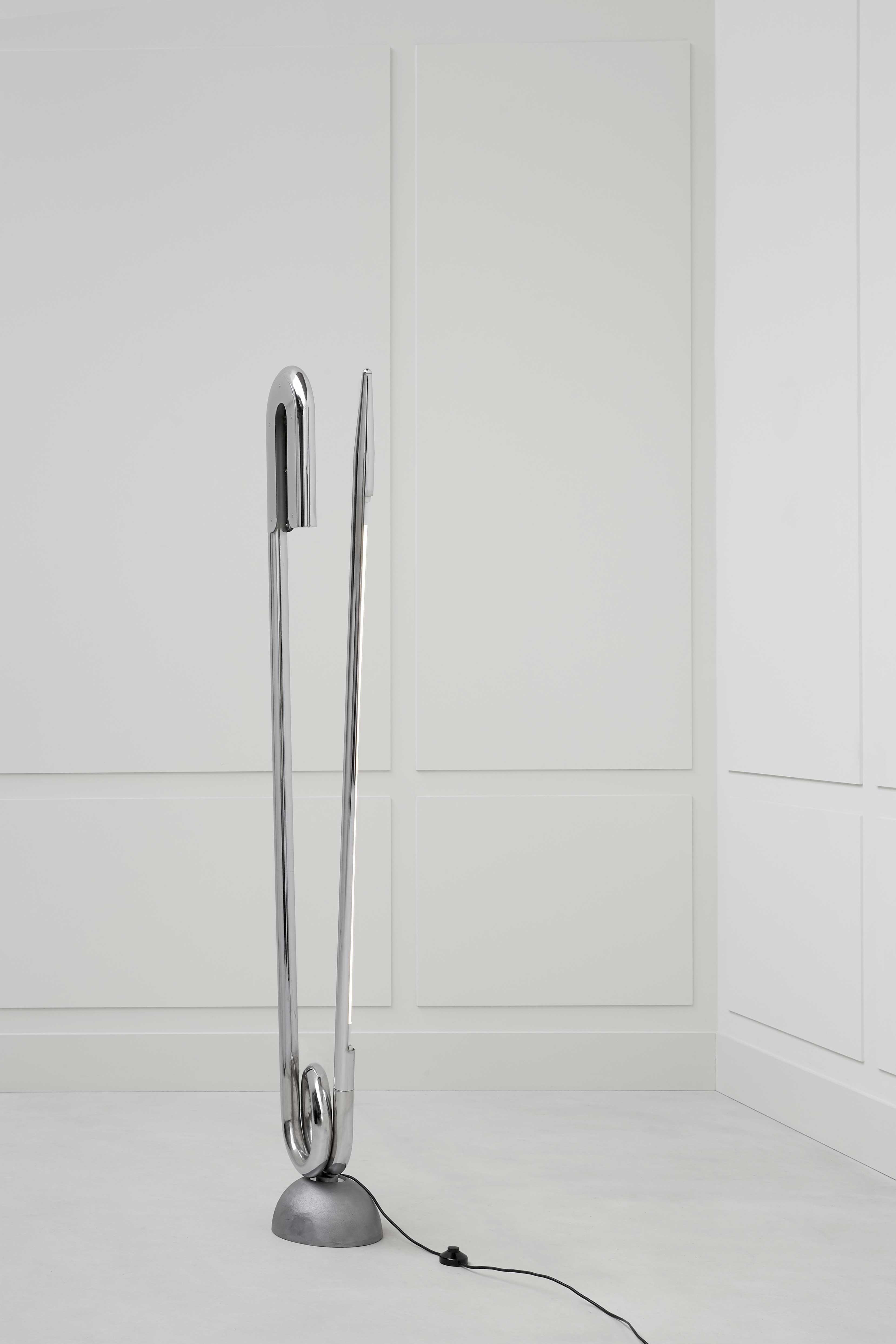 Yonel Lebovici, «Epingle de nourrice» floor lamp, vue 02