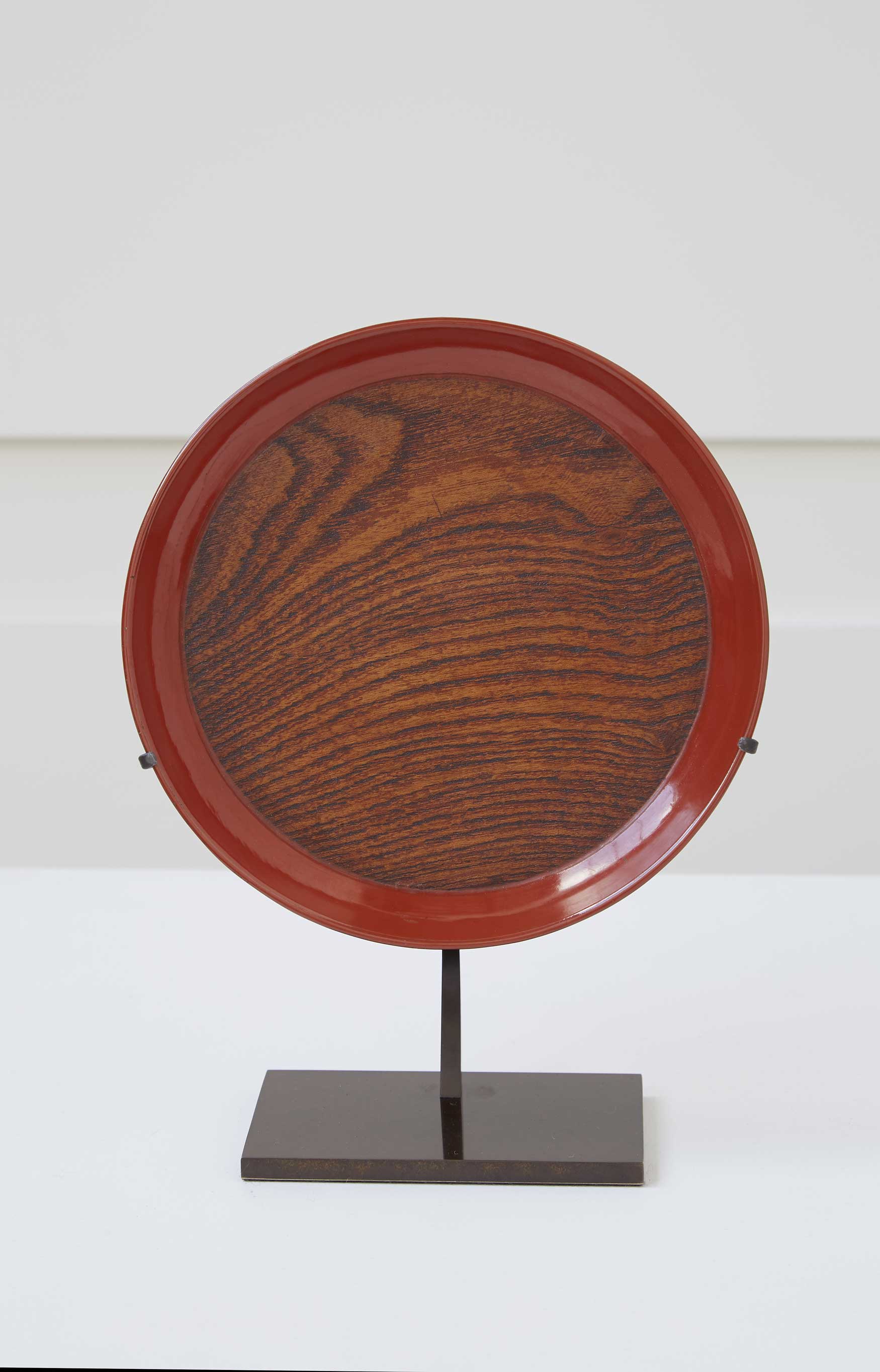 Eileen Gray, Lacquered platter, vue 01