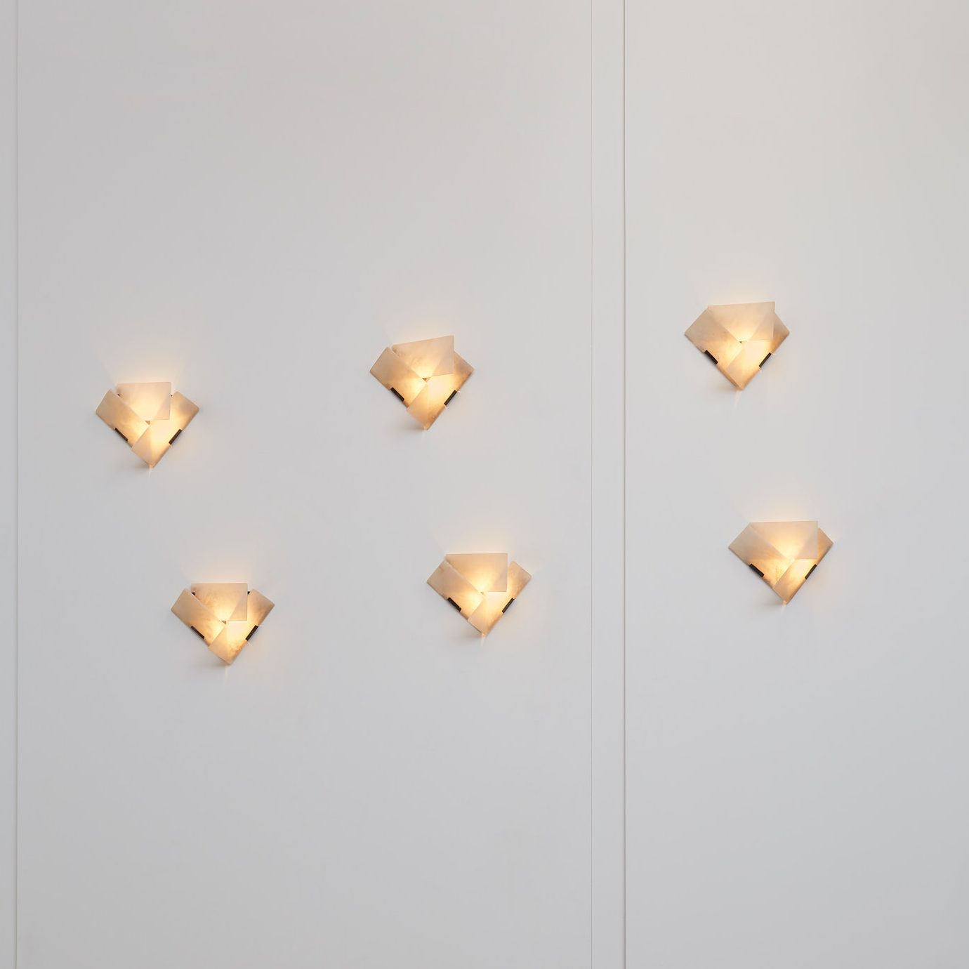 Pierre Chareau, Pair of LA548 wall lights called “Mouche“, vue 03
