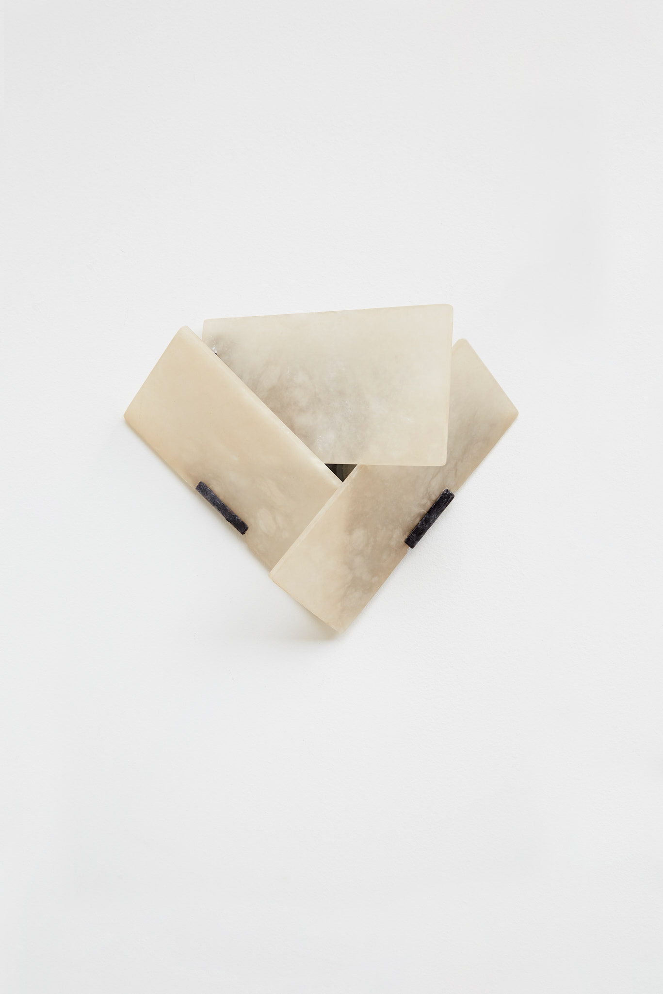 Pierre Chareau, Pair of LA548 wall lights called “Mouche“, vue 01