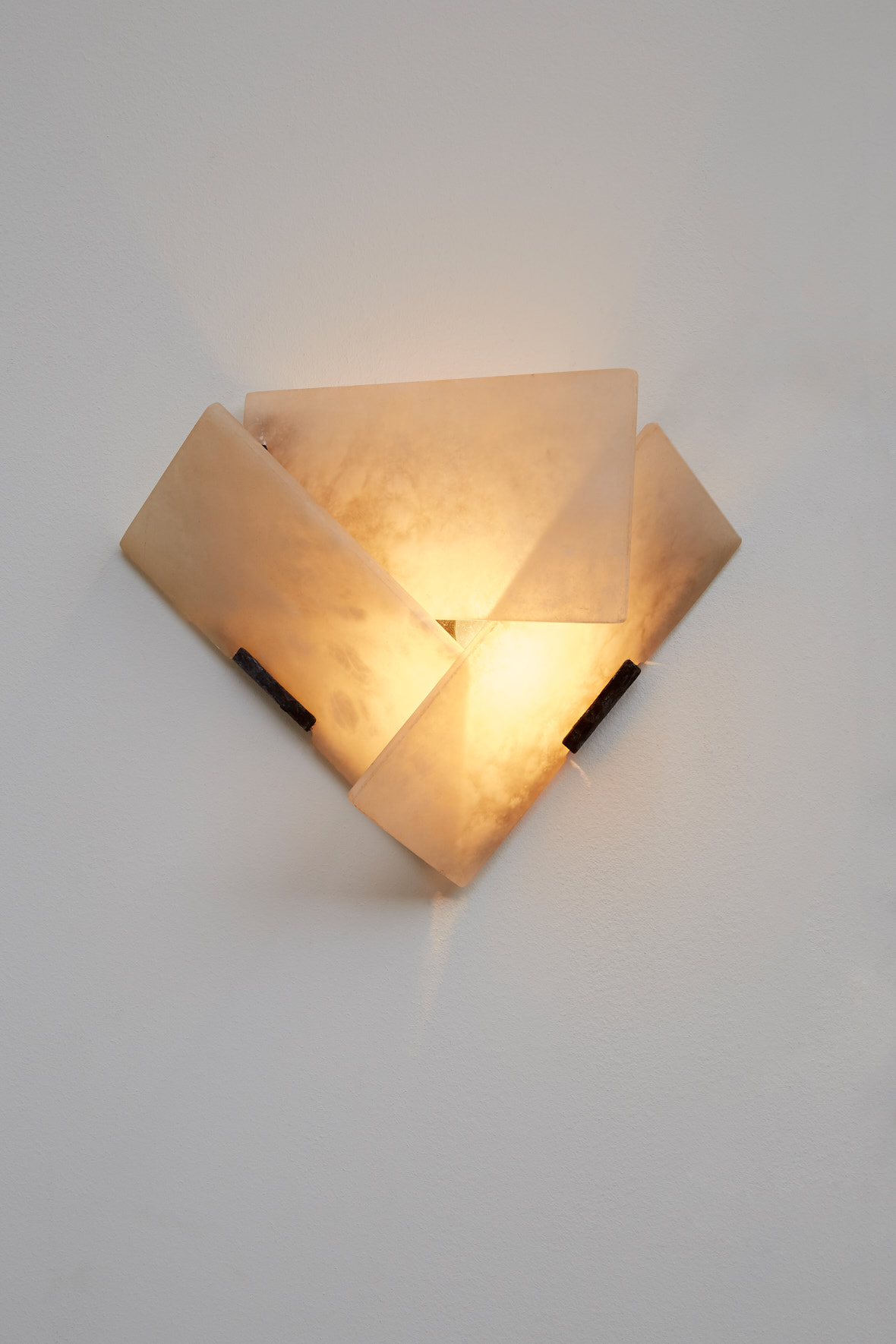 Pierre Chareau, Pair of LA548 wall lights called “Mouche“, vue 02