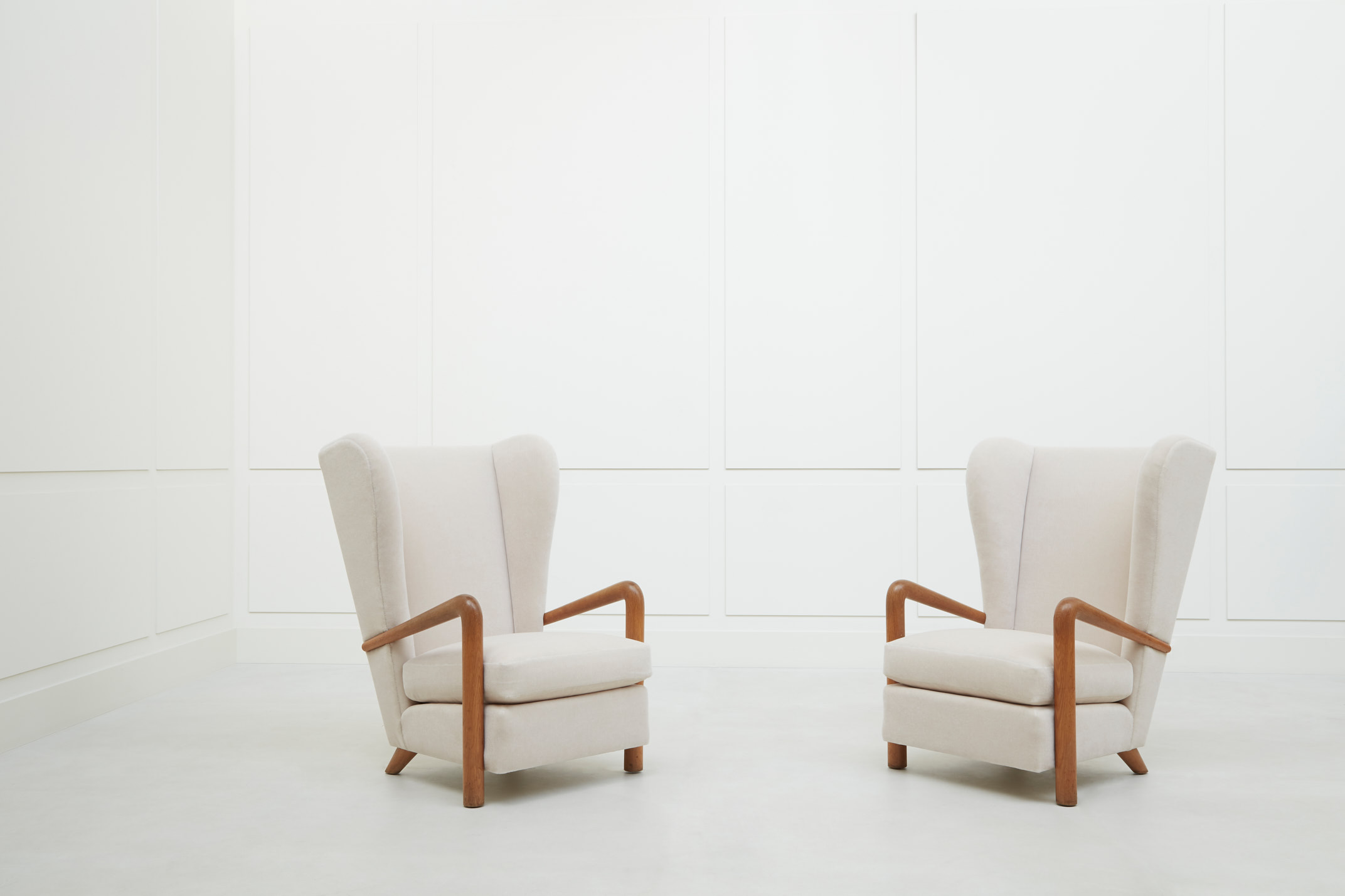 Jean Royère, Paire de fauteuils, vue 01